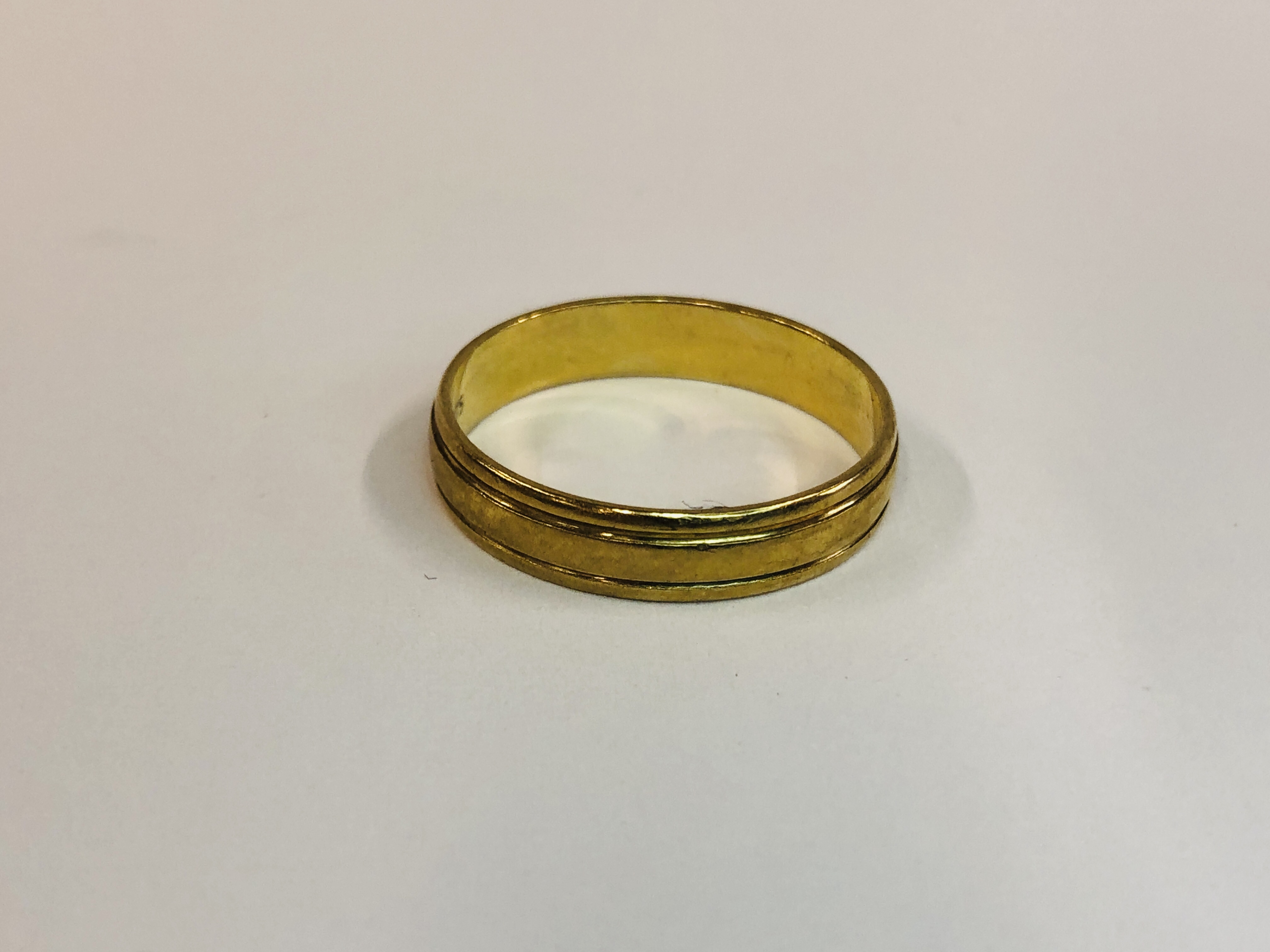 A 9CT GOLD WEDDING BAND. - Image 4 of 7