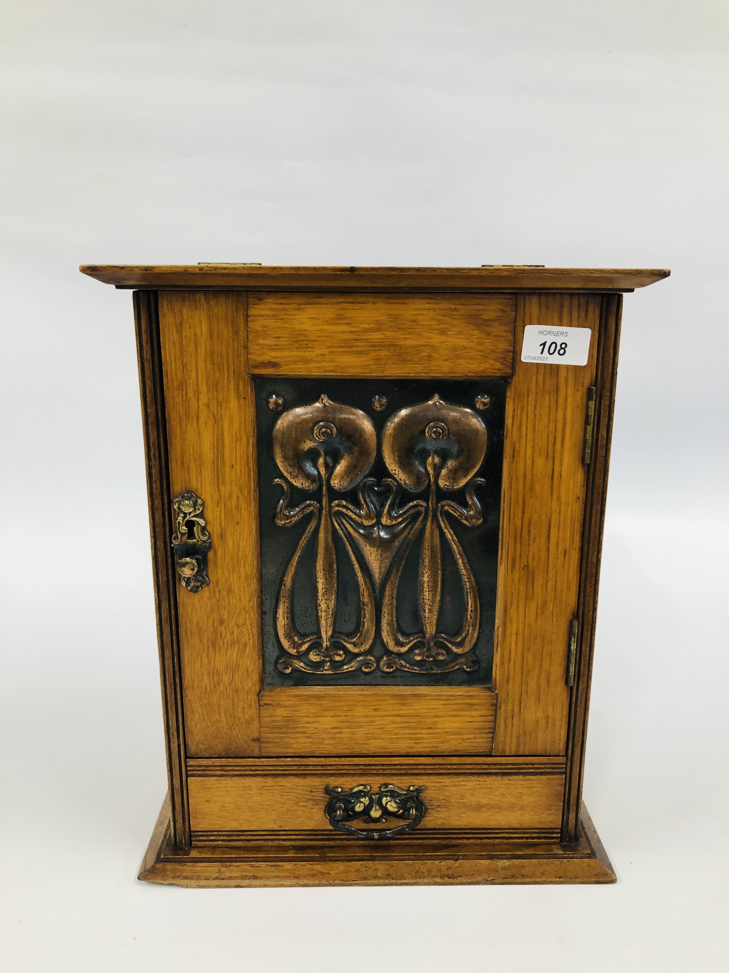 AN ART NOUVEAU OAK SMOKERS' CABINET W 32CM X D 19.5CM X H 40CM.