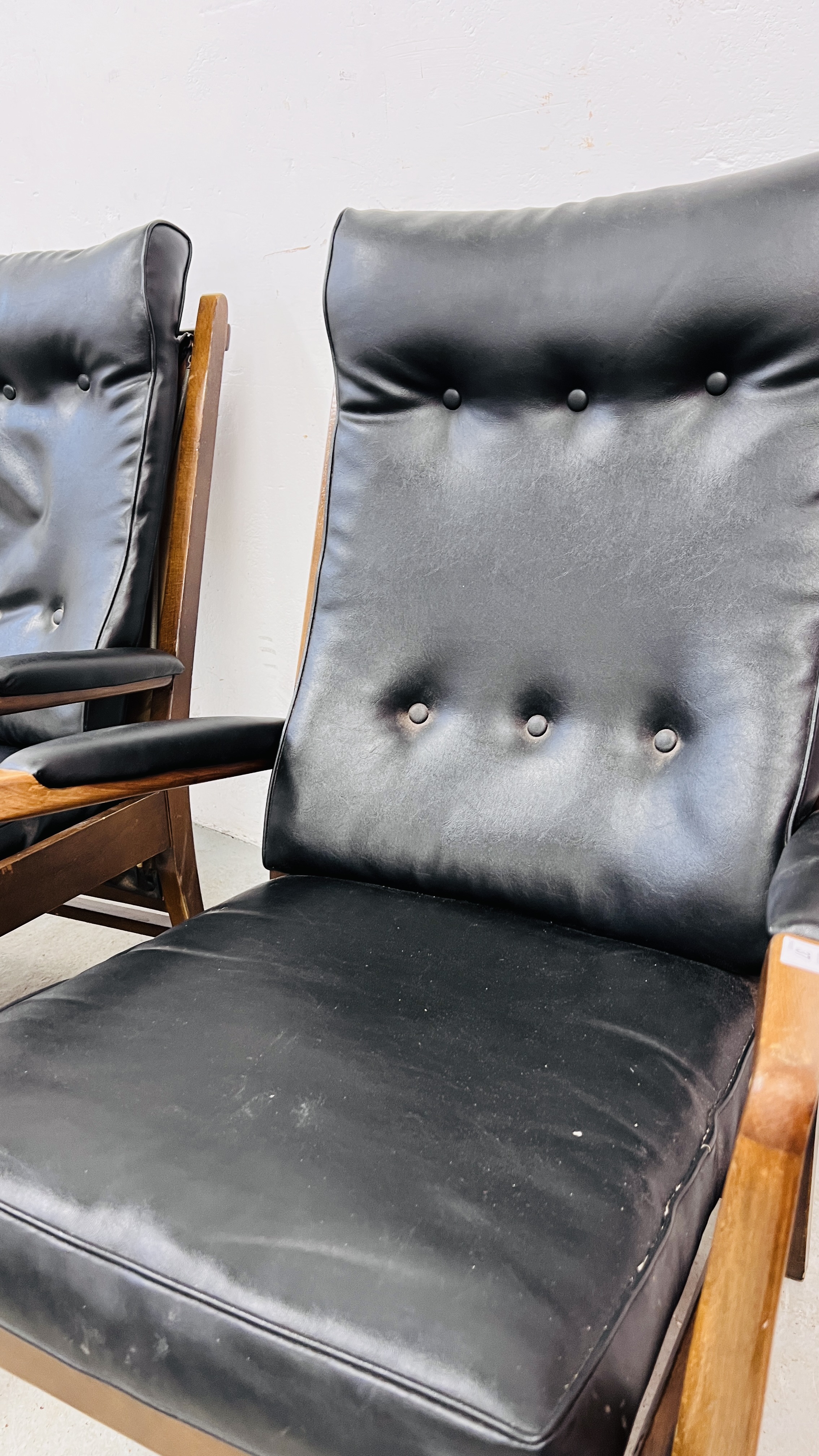 A PAIR OF RETRO CONTEMPORARY BLACK FAUX LEATHER EASY STYLE CHAIR BEARING ORIGINAL MAKERS LABEL - Image 7 of 19