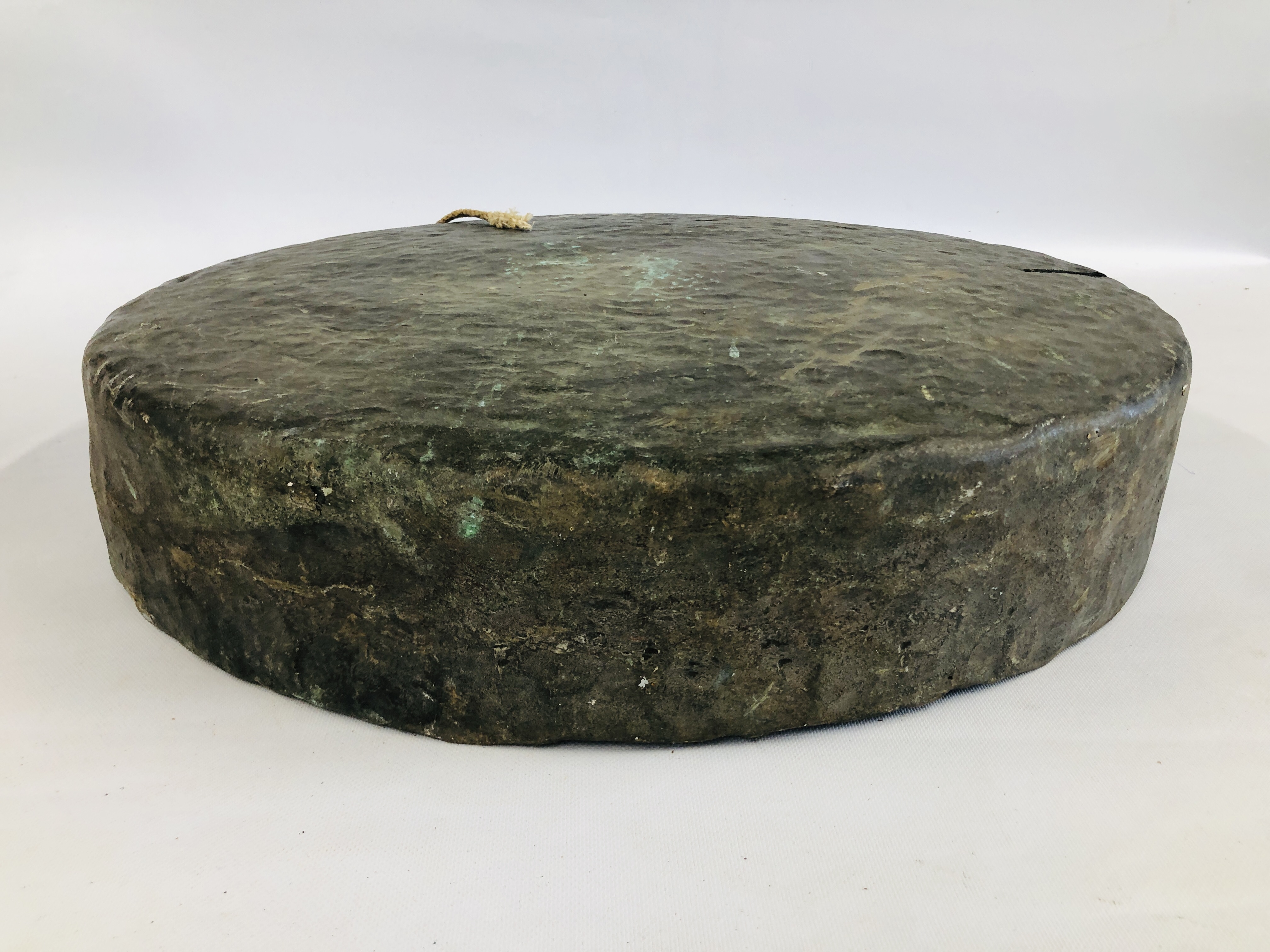 A LARGE HEAVY METAL BRONZE COPPER GONG 61CM DIAMETER 13CM DEPTH 7MM THICK. - Image 3 of 7