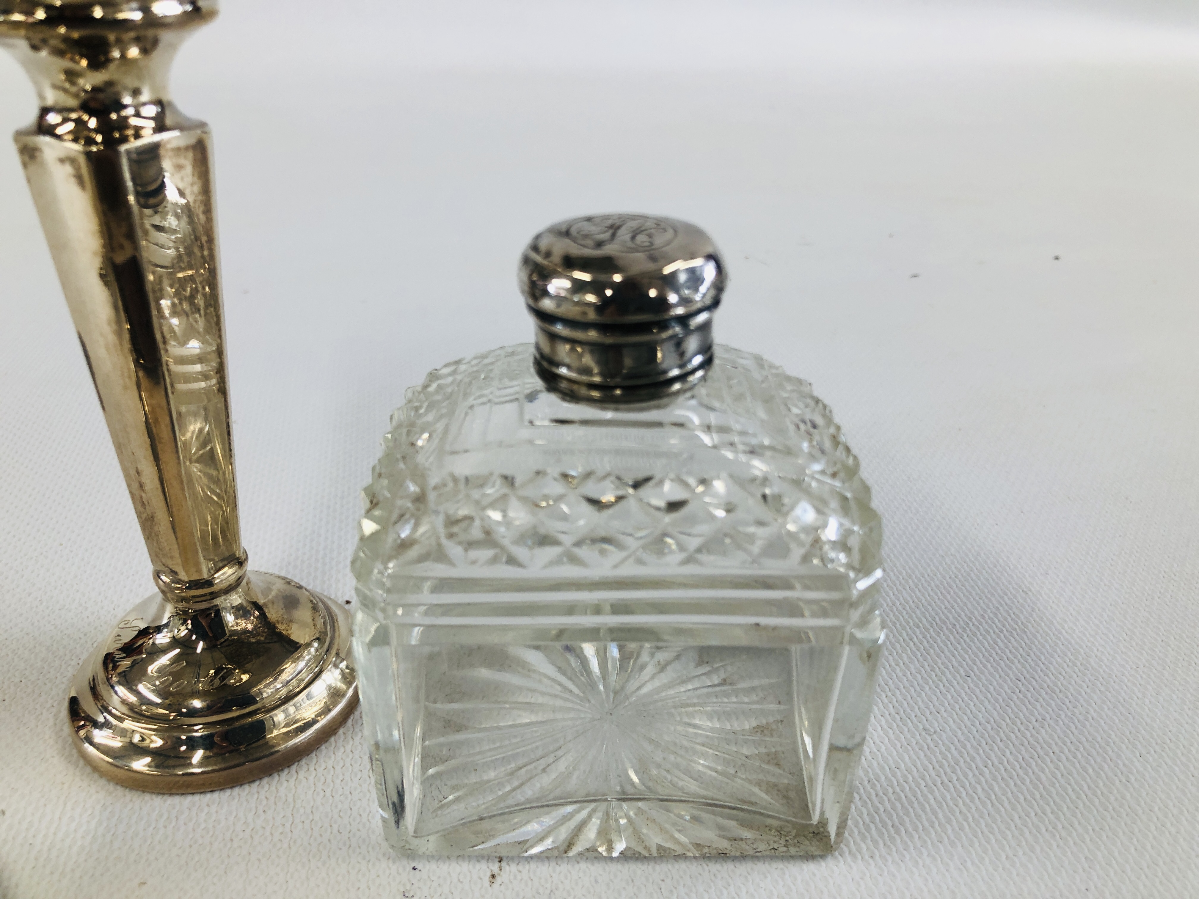 A COLLECTION OF WHITE METAL AND SILVER TO INCLUDE BUD VASE, BRUSH CAKE SLICE ETC. - Image 5 of 20