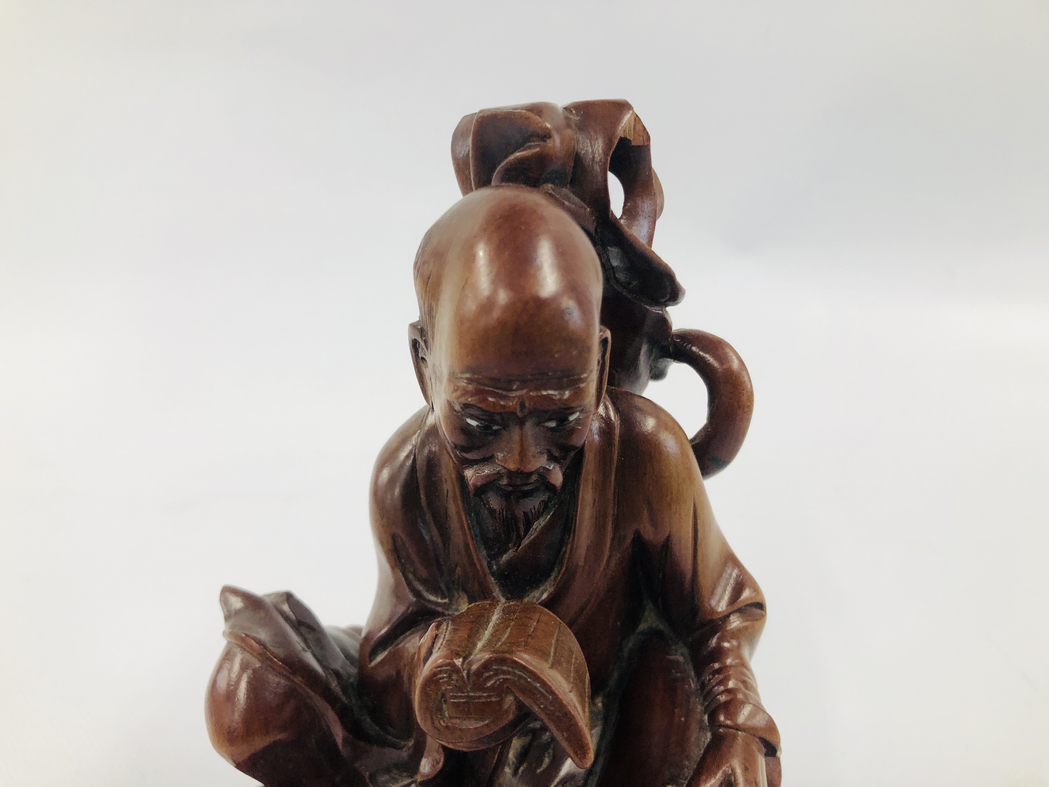 AN EARLY C20TH CHINESE CARVED HARDWOOD FIGURE OF A SEATED SCHOLAR WITH TIGER ON CARVED STAND (A/F) - Image 2 of 7