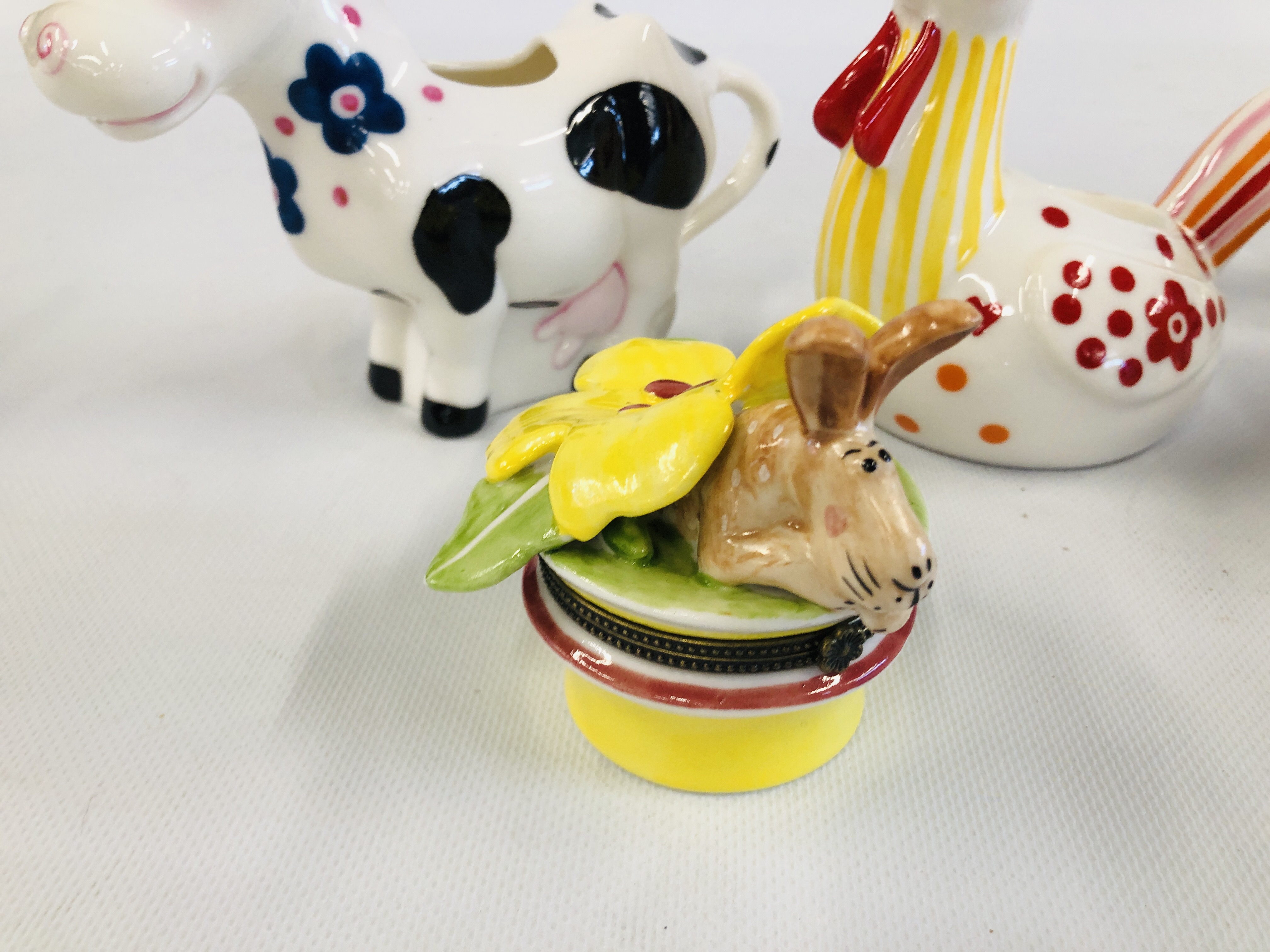 A COLLECTION OF 8 PAIRS OF VILLEROY & BOCH PERCELAIN FARM YARD CHARACTERS IN THE FORM OF COW CREAM - Image 6 of 9