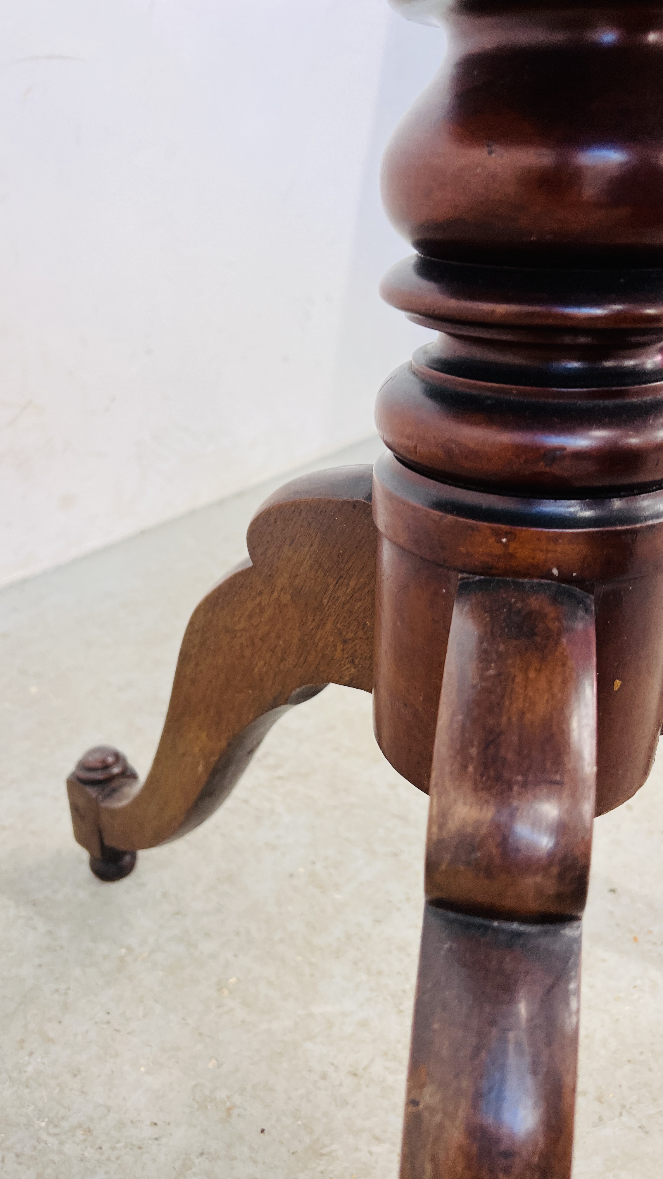 ANTIQUE MAHOGANY PEDESTAL OCCASIONAL TABLE WITH RECTANGULAR TILT TOP. - Image 8 of 8