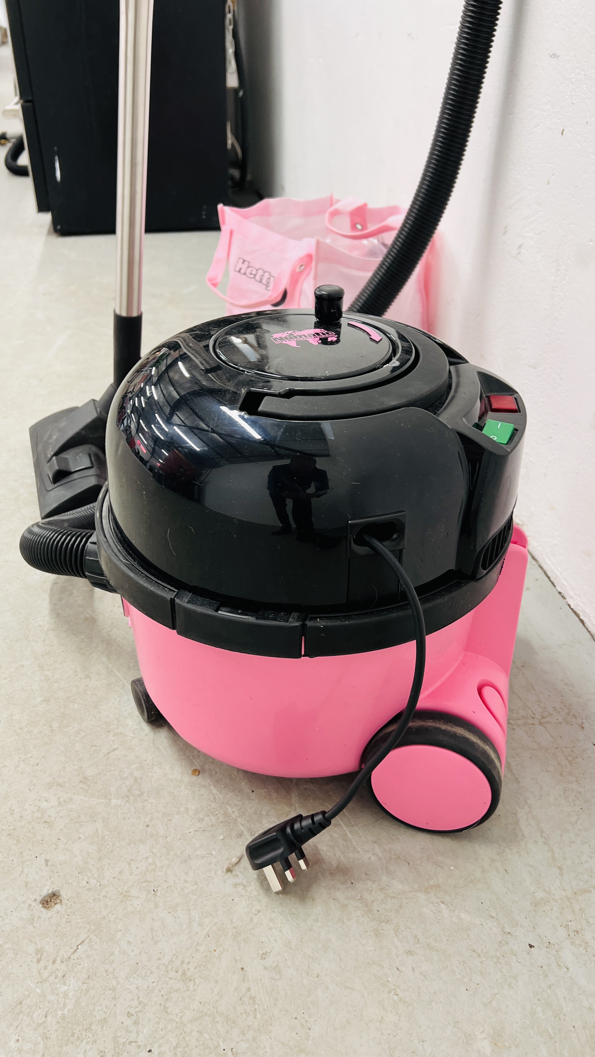 A NUMATIC "HETTY XTRA" VACUUM CLEANER WITH ACCESSORIES - SOLD AS SEEN. - Image 4 of 5