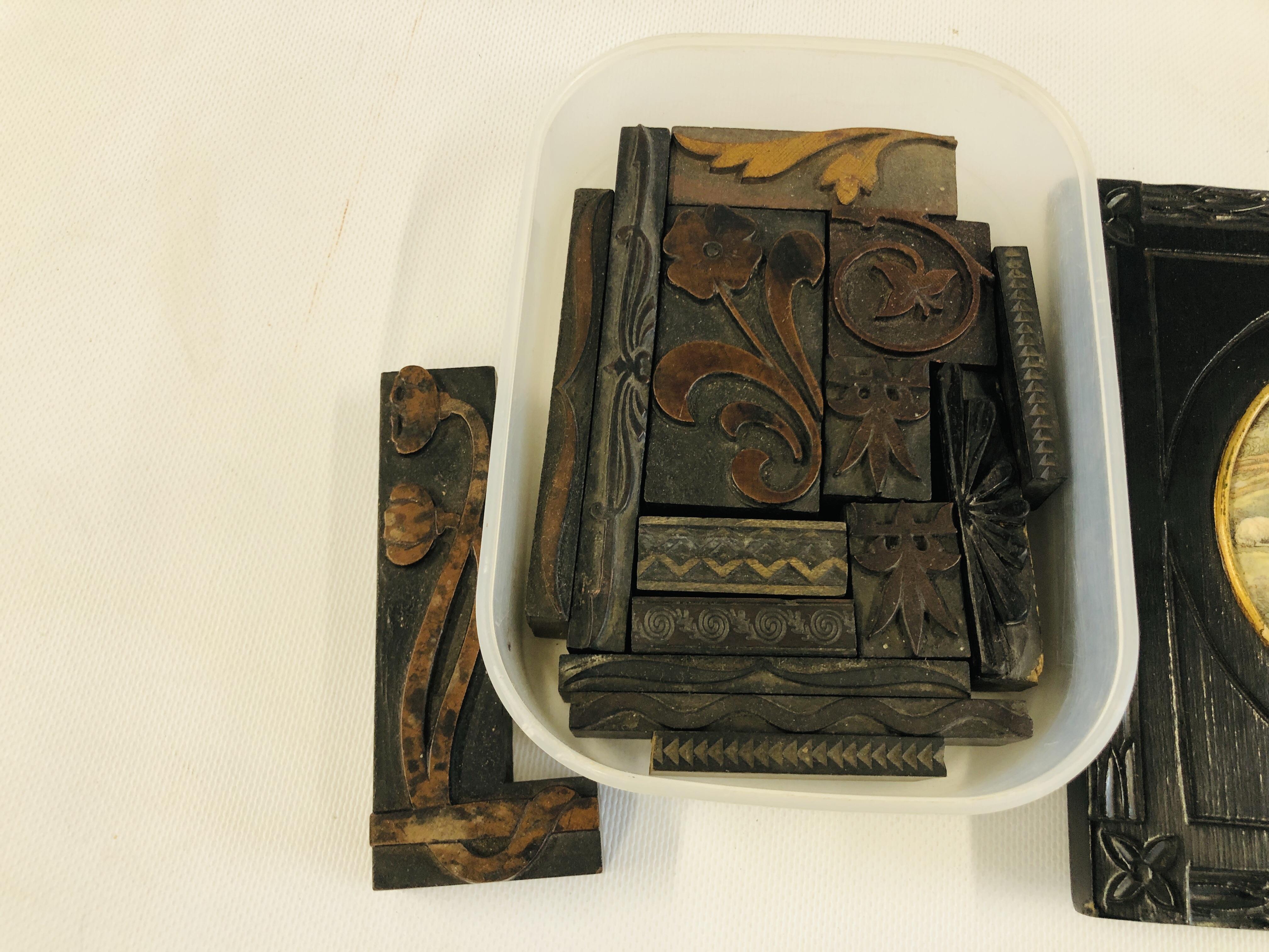 A VINTAGE FRAMED POT LID DEPICTING FARMING SCENE ALONG WITH A HORSESHOE CRIBBAGE BOX AND CONTENTS - Image 6 of 6