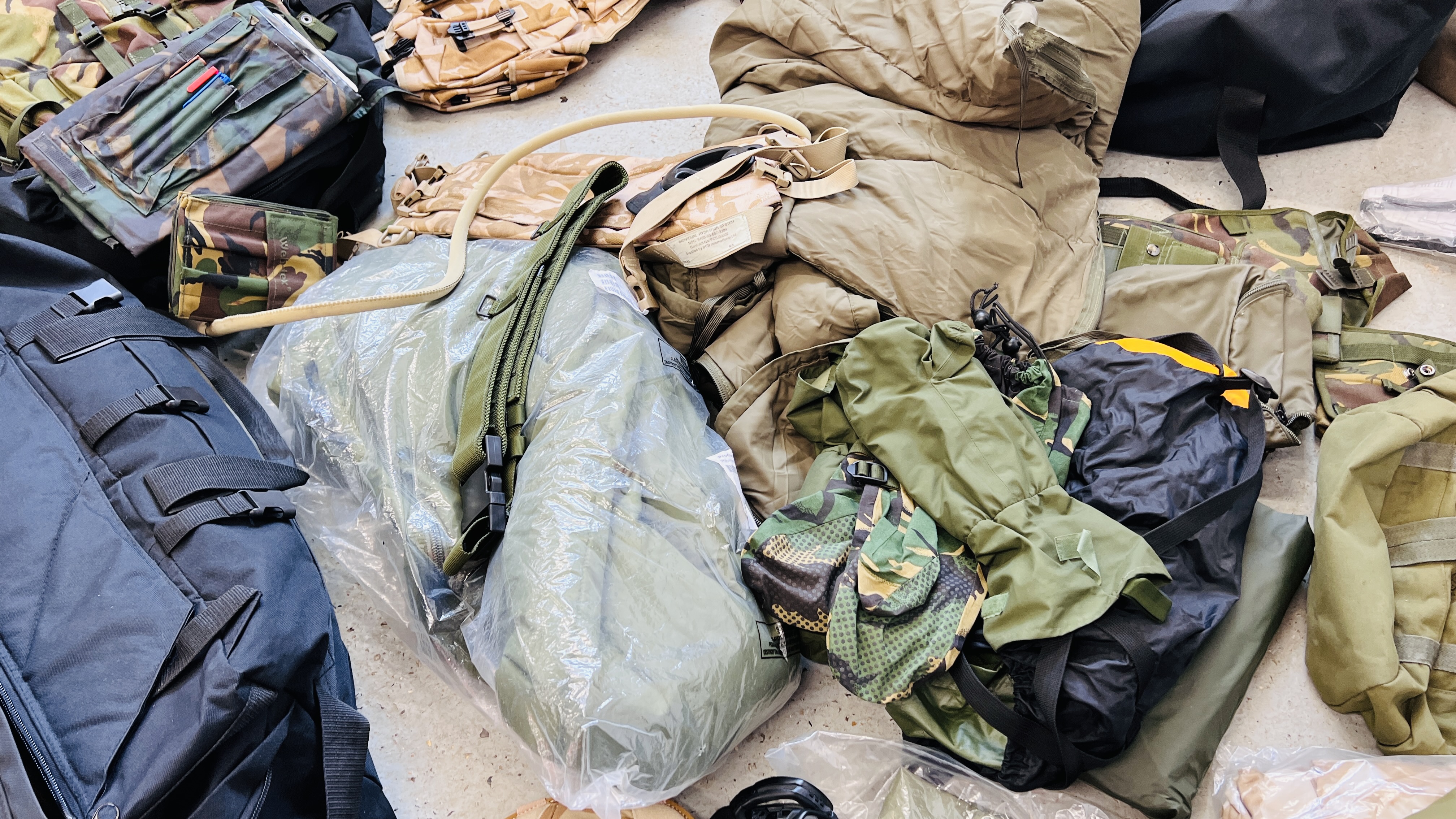 7 X KIT BAGS CONTAINING AN EXTENSIVE GROUP OF TACTICAL ARMY CLOTHING, BACK PACKS, - Image 16 of 24