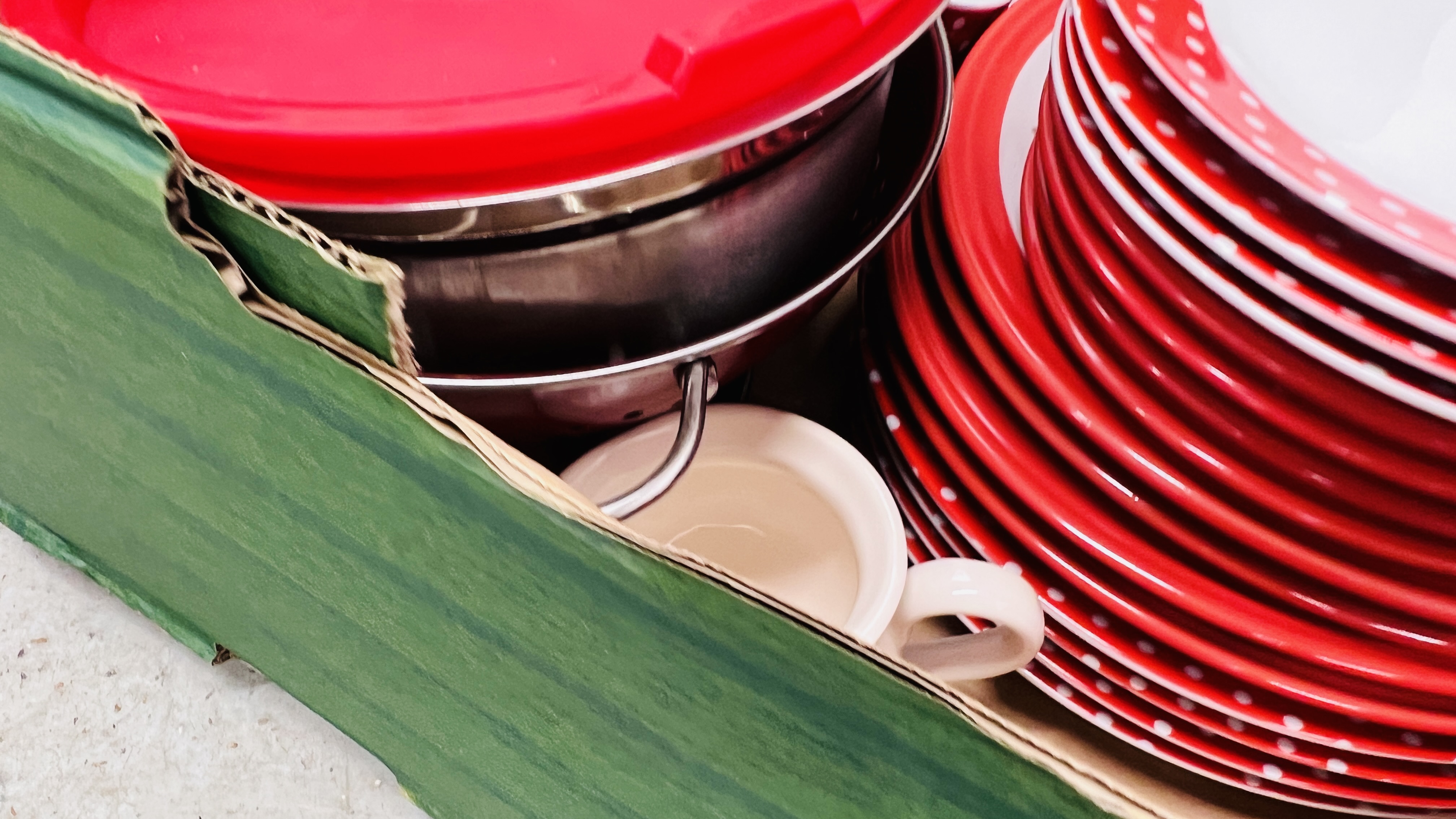 2 X BOXES OF MODERN RED FINISH KITCHEN ACCESSORIES AND CHINA TO INCLUDE SCALES, CLOCK, - Image 5 of 16