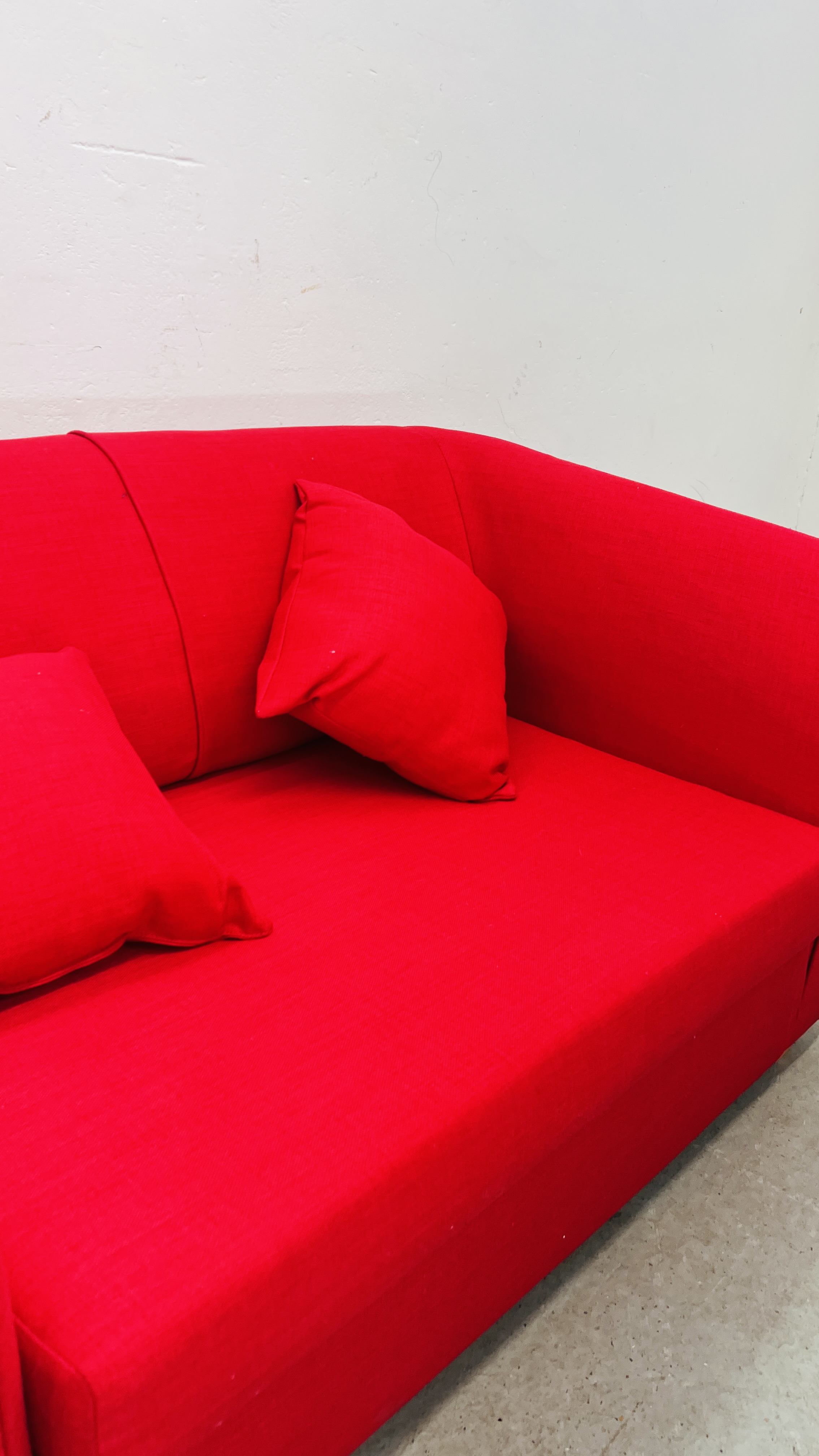 A MODERN RED FABRIC UPHOLSTERED TWO SEATER SOFA WITH MATCHING CUSHIONS. - Image 4 of 6