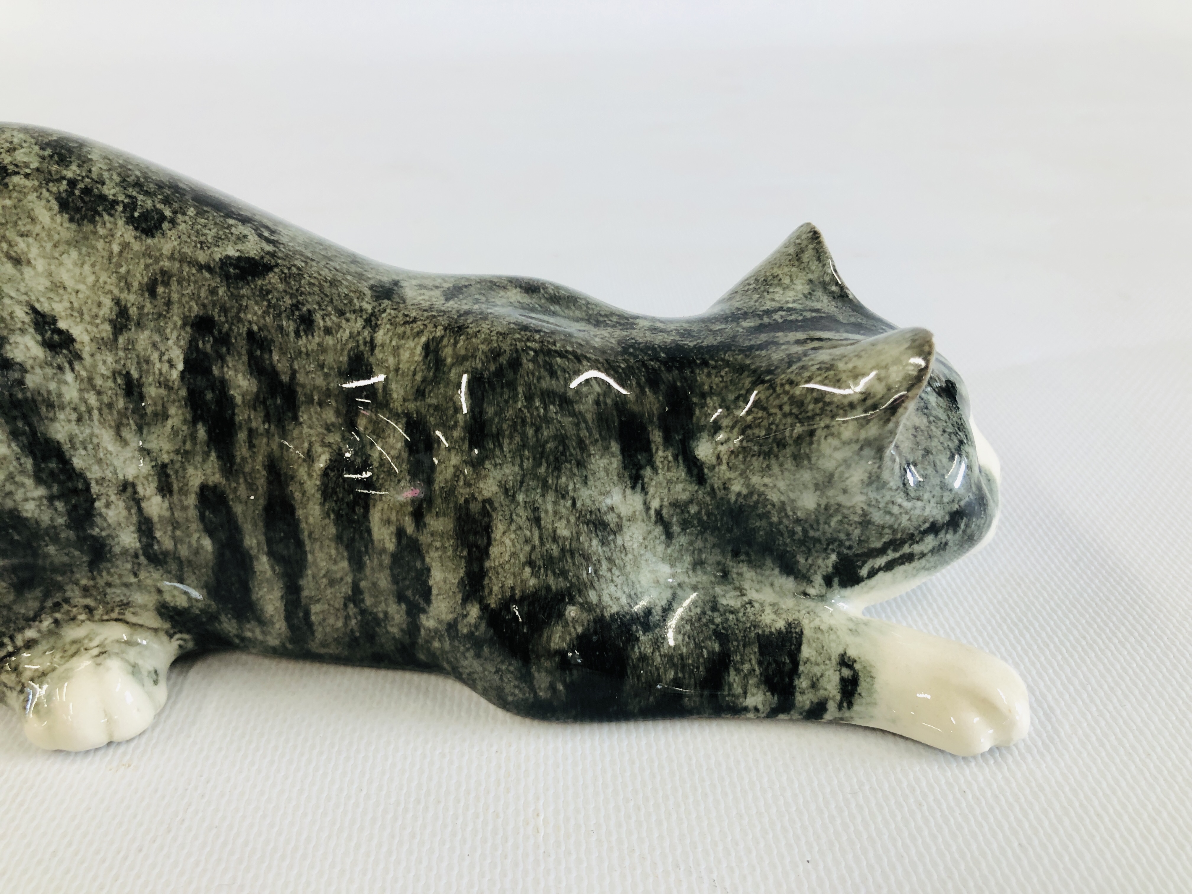 A POTTERY EXAMPLE OF A GREY CAT "READY TO PLAY" SIGNED TO THE BASE MIKE HINTON, H 8CM X L 26CM. - Image 6 of 7