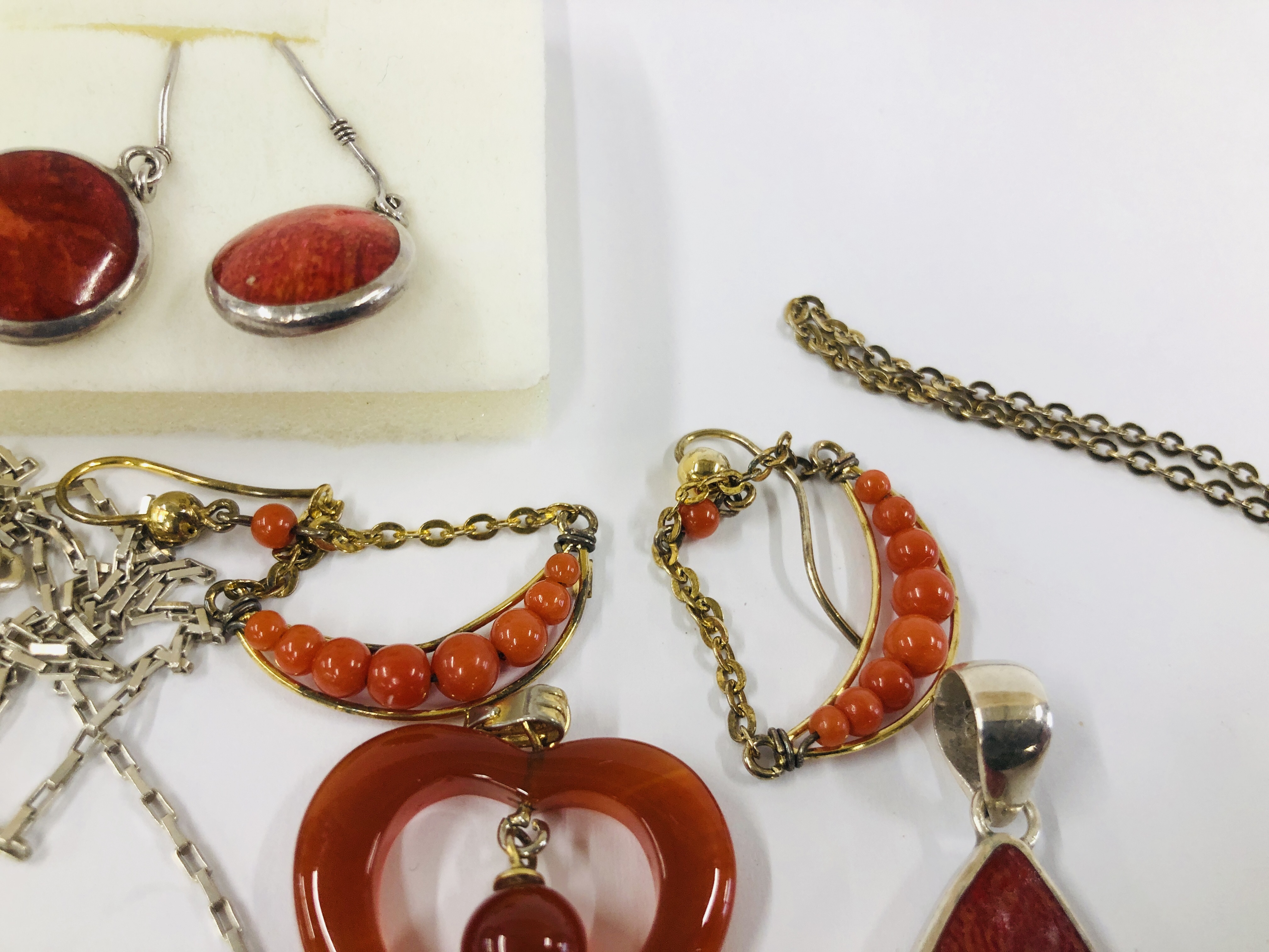 A COLLECTION OF ASSORTED MODERN AND VINTAGE SILVER STONE SET JEWELLERY TO INCLUDE A SILVER CORAL - Image 7 of 8