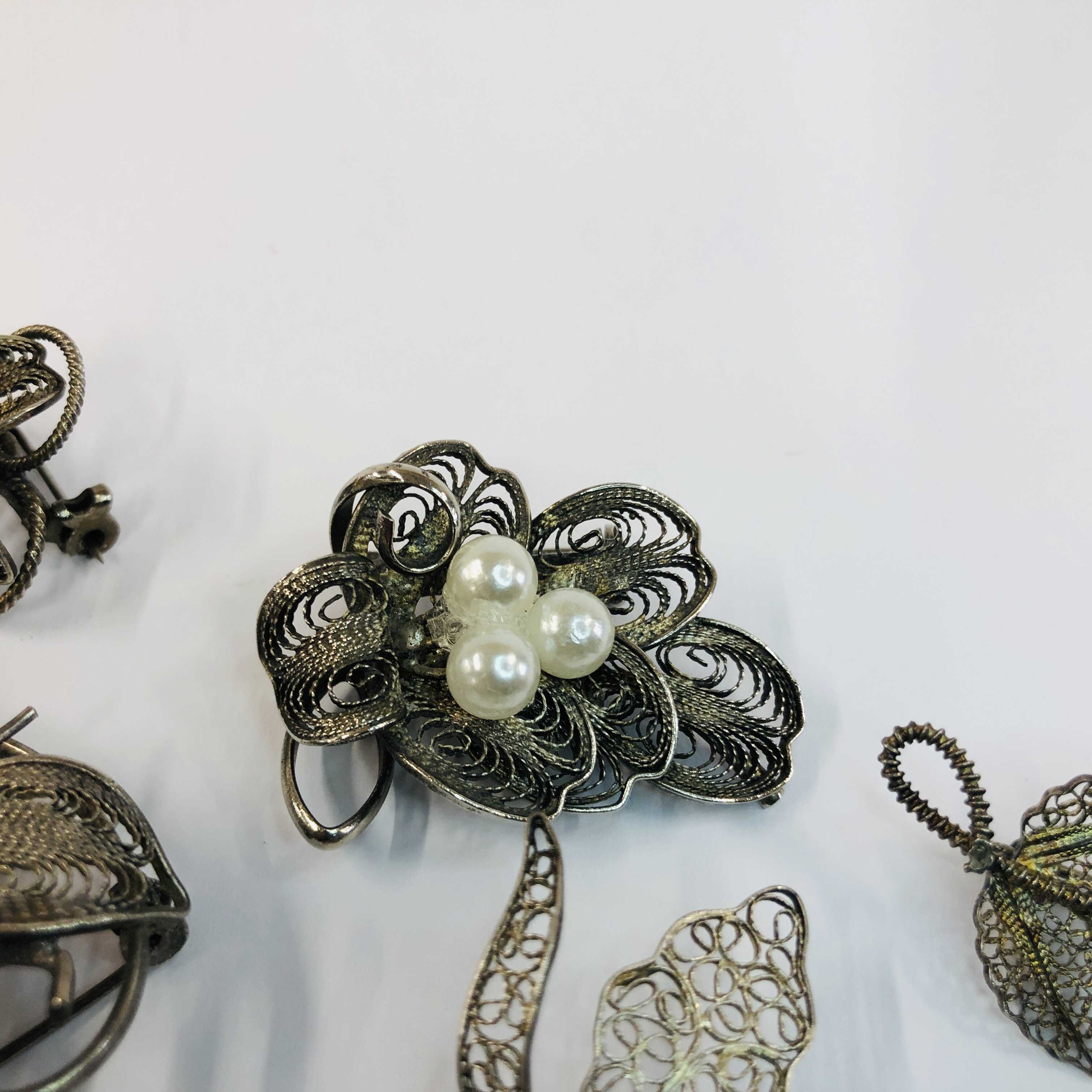 SELECTION OF 8 MIXED GRADE SILVER VINTAGE BROOCHES. - Image 4 of 6