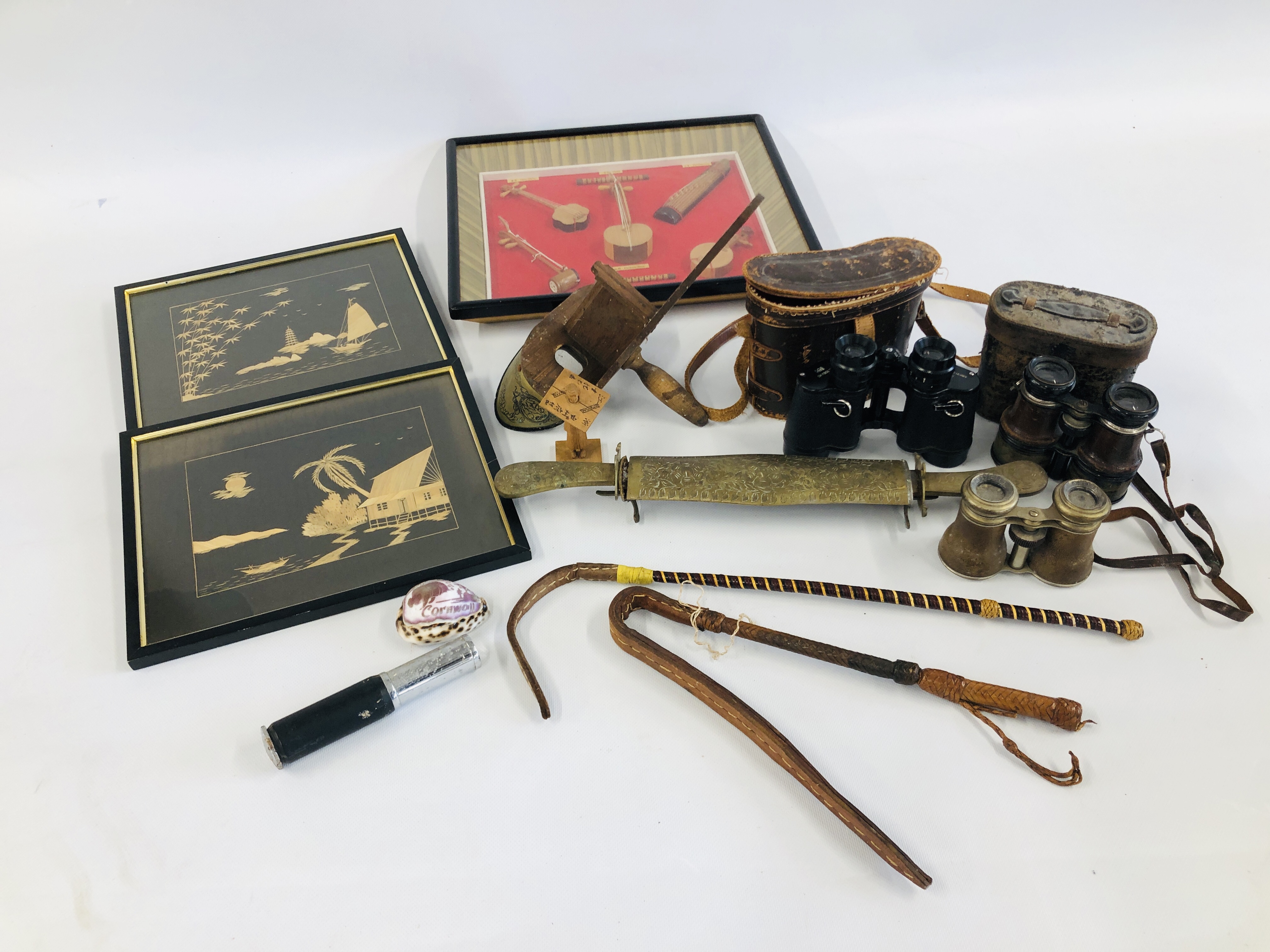 A GROUP OF VINTAGE COLLECTIBLES TO INCLUDE BINOCULARS, ORIENTAL BRASS CASE WITH TWO DAGGERS,
