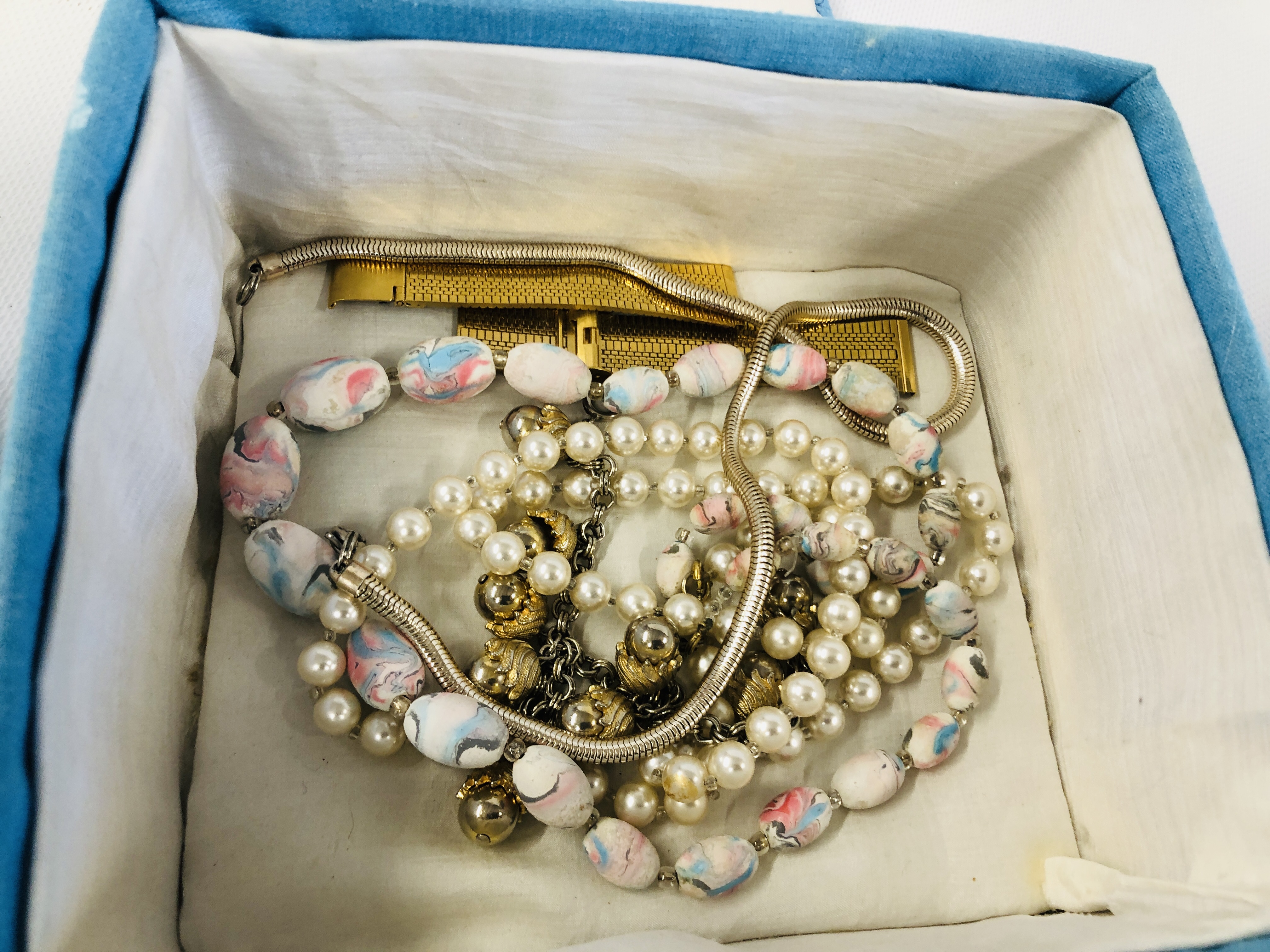 3 X BOXES OF ASSORTED COSTUME JEWELLERY TO INCLUDE VINTAGE BROOCHES, COMPACTS & WATCHES, - Image 14 of 14