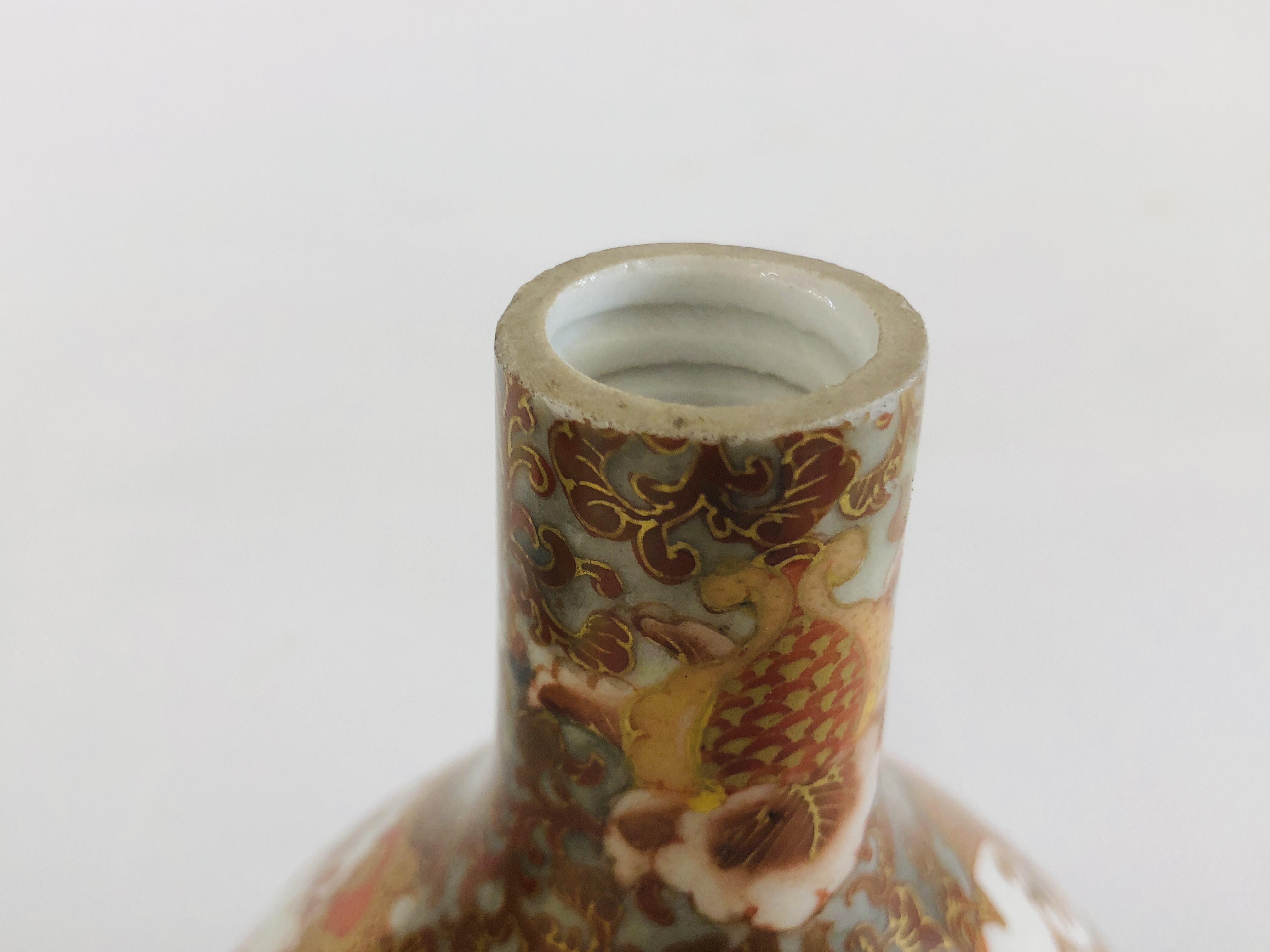 A VINTAGE JAPANESE IMARI BUD VASE, - Image 8 of 17