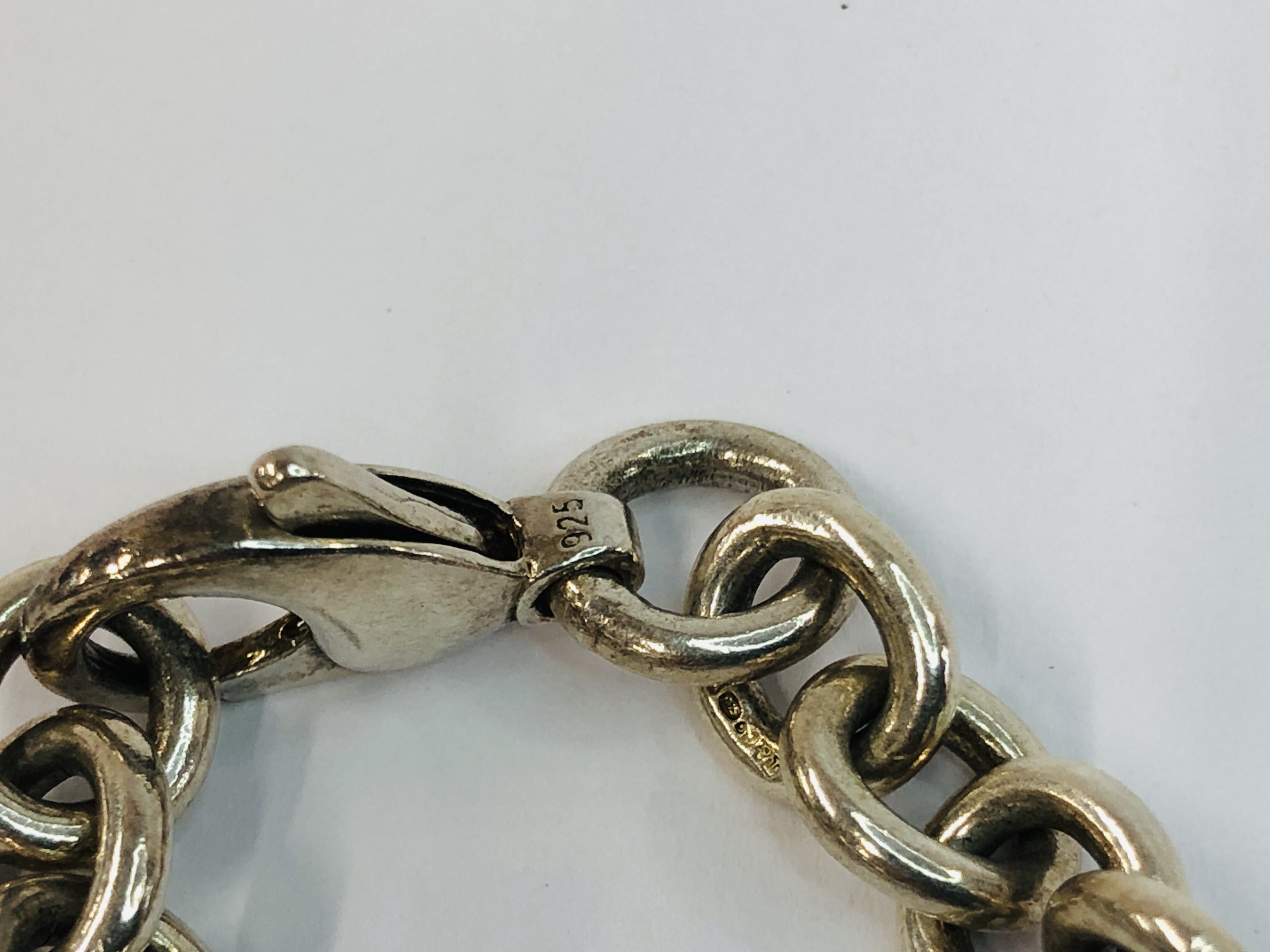 A DESIGNER SILVER BRACELET MARKED TIFFANY & CO. ALONG WITH A TIFFANY & CO. BOX. - Image 4 of 7