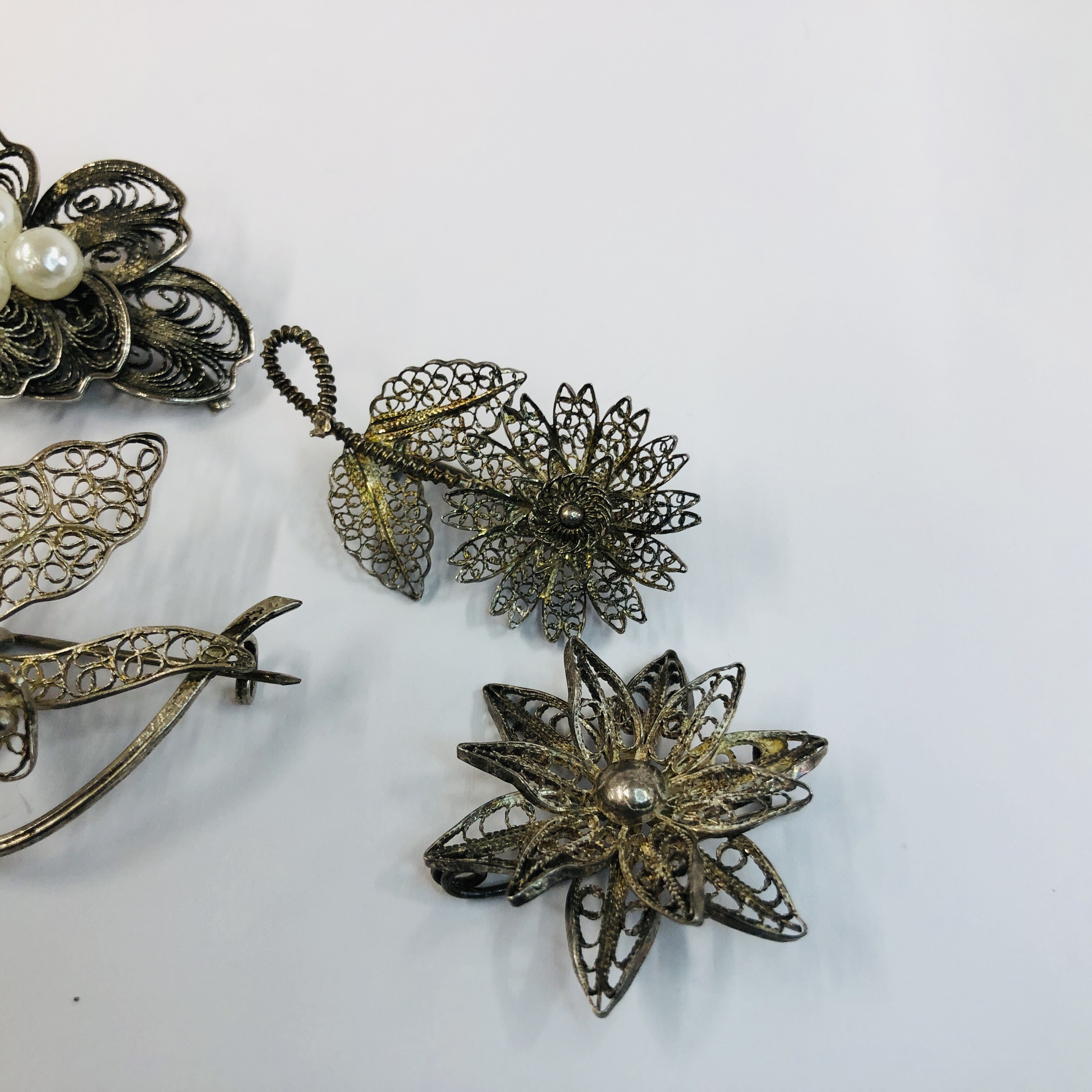 SELECTION OF 8 MIXED GRADE SILVER VINTAGE BROOCHES. - Image 2 of 6