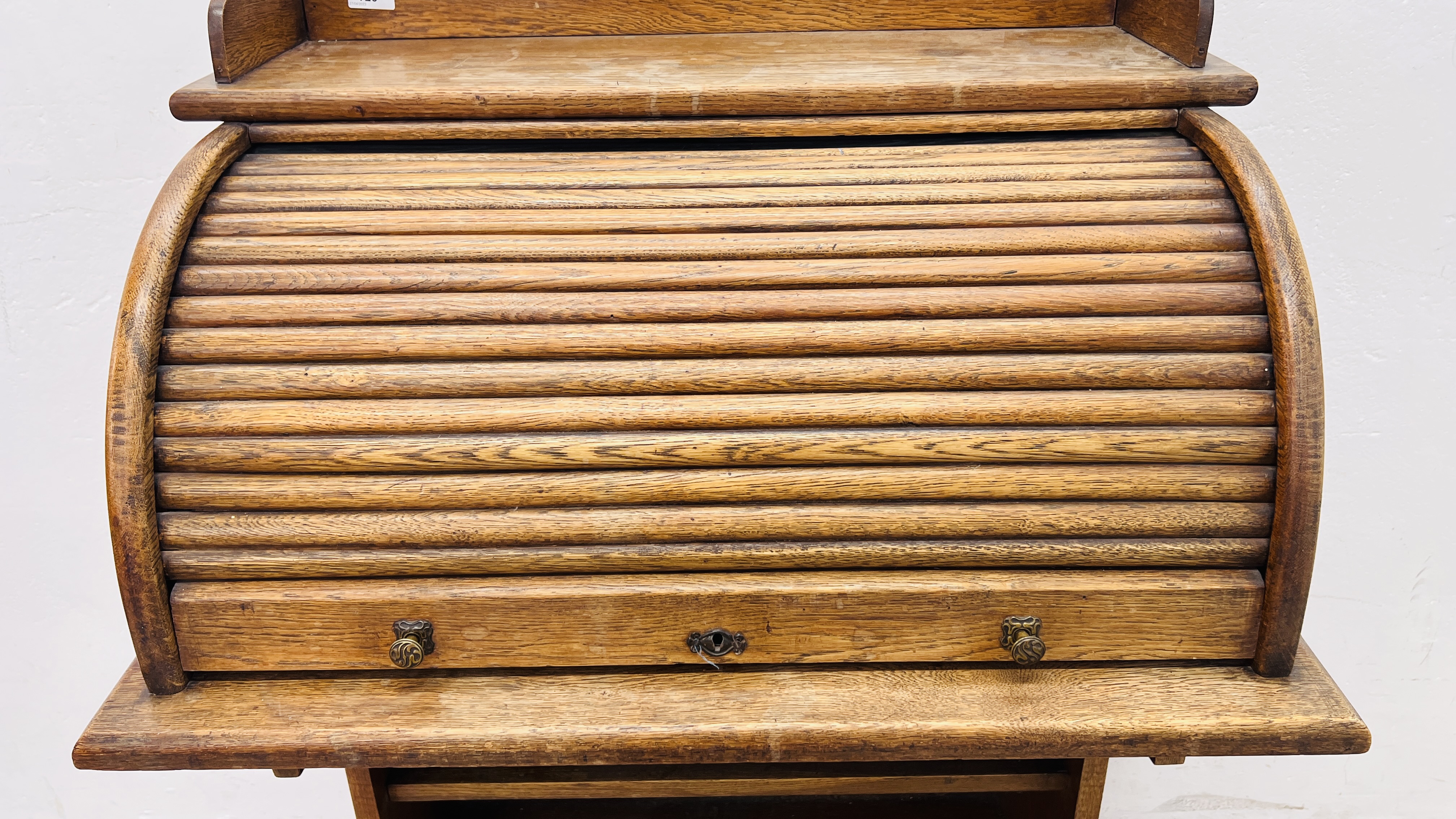 A SMALL OAK ROLL TOP WRITING BUREAU WITH BOOKSHELF TO BASE, W 77CM, D 52CM, H 108CM. - Image 5 of 7