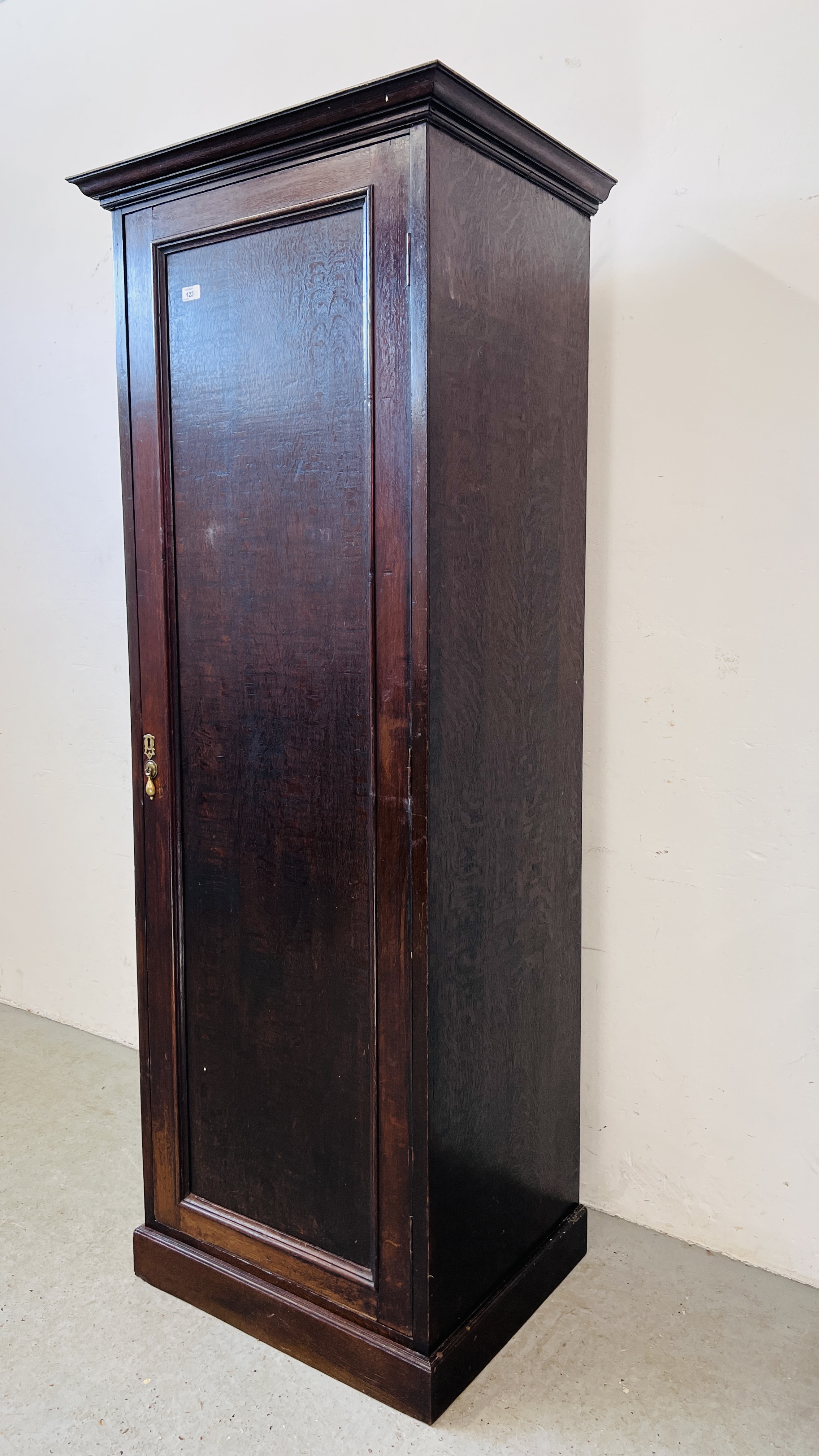 AN OAK SINGLE DOOR COAT CUPBOARD W 72CM. D 58CM. H 193CM. - Image 2 of 5