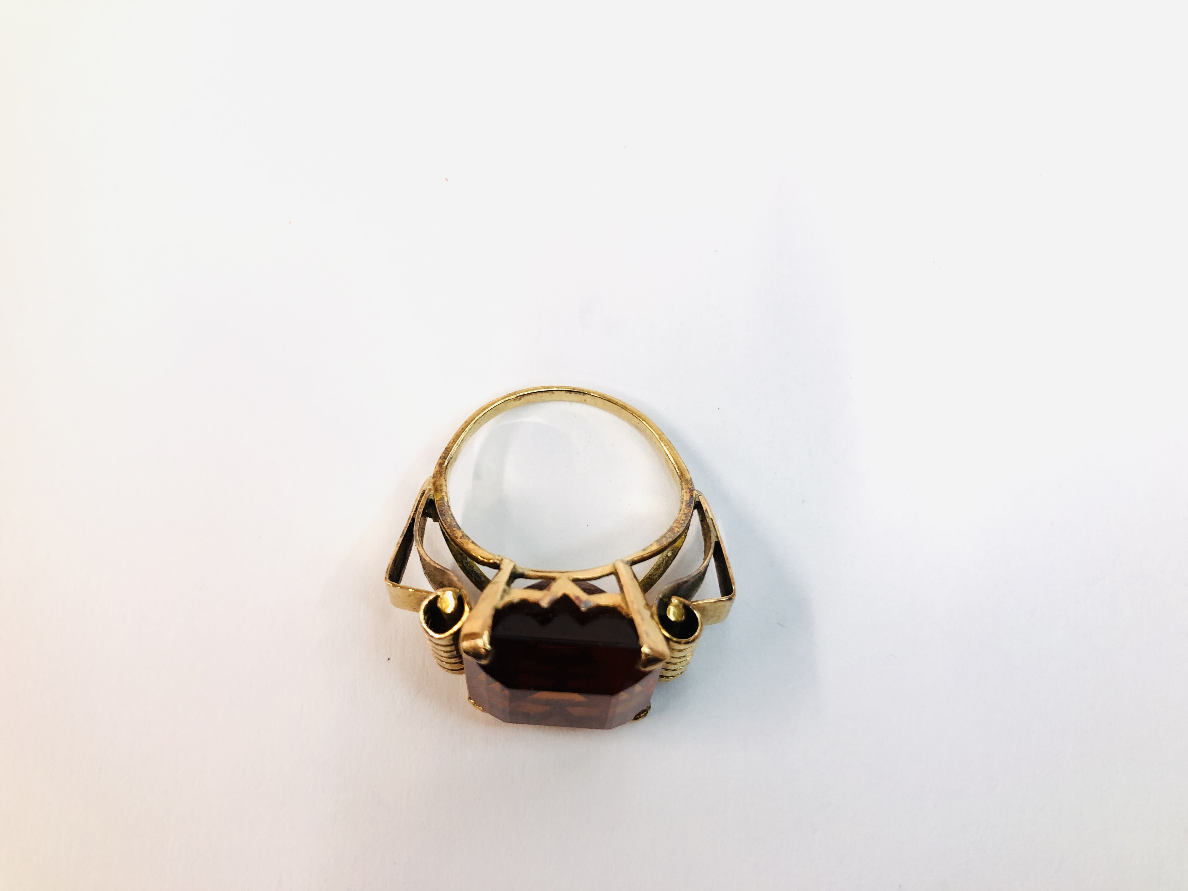 AN UNMARKED YELLOW METAL RING SET WITH AN EMERALD CUT AMBER COLOURED STONE H 1.4CM X W 1.4CM. - Image 2 of 8