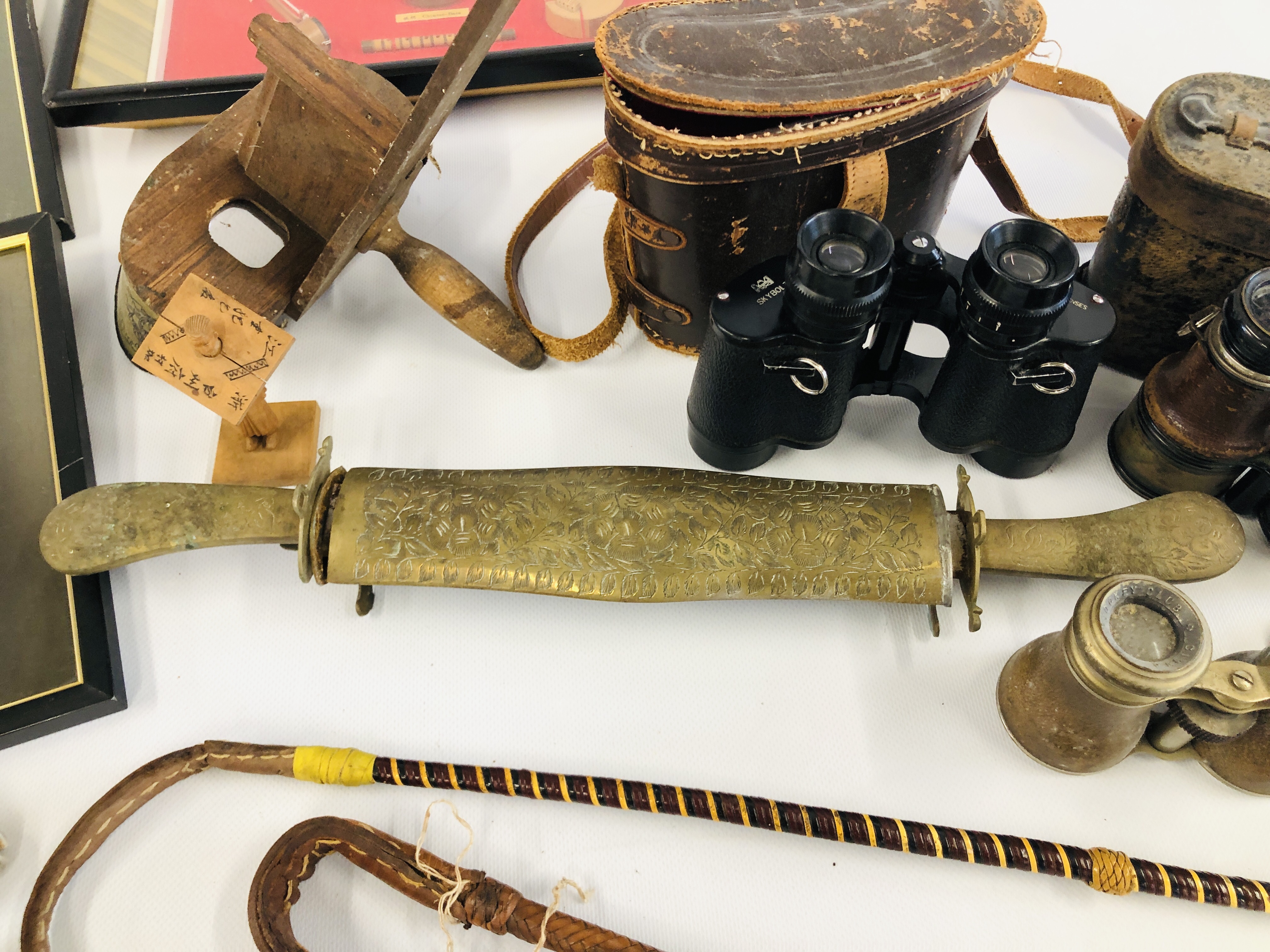 A GROUP OF VINTAGE COLLECTIBLES TO INCLUDE BINOCULARS, ORIENTAL BRASS CASE WITH TWO DAGGERS, - Image 6 of 10