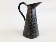 AN ARTS AND CRAFTS JOSEPH SANKEY STYLE COPPER JUG, H 28CM.