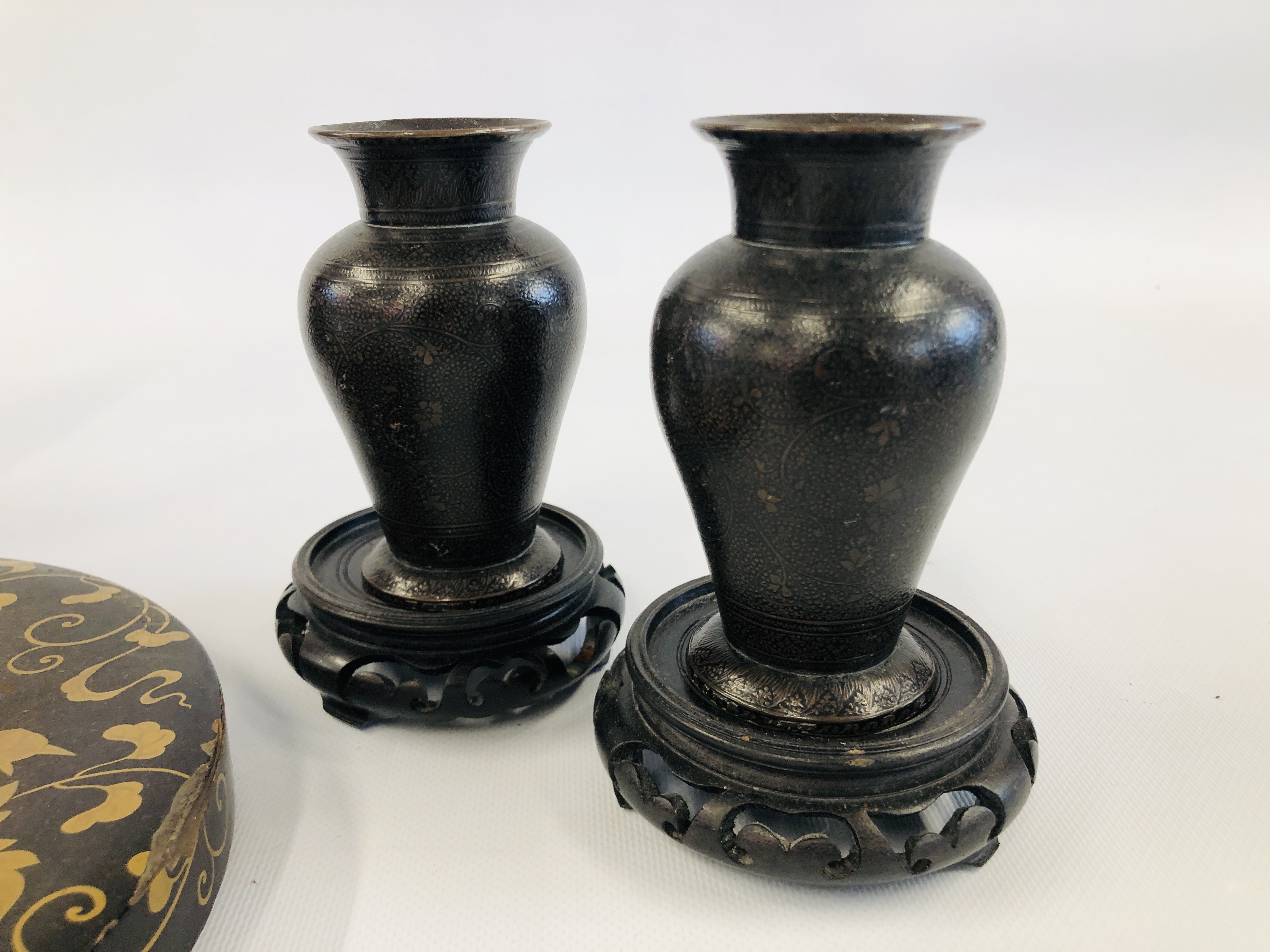 PAIR OF VINTAGE ORIENTAL BRASS VASES ON HARD WOOD STANDS - H 12CM + A FURTHER HARDWOOD STAND, - Image 2 of 18
