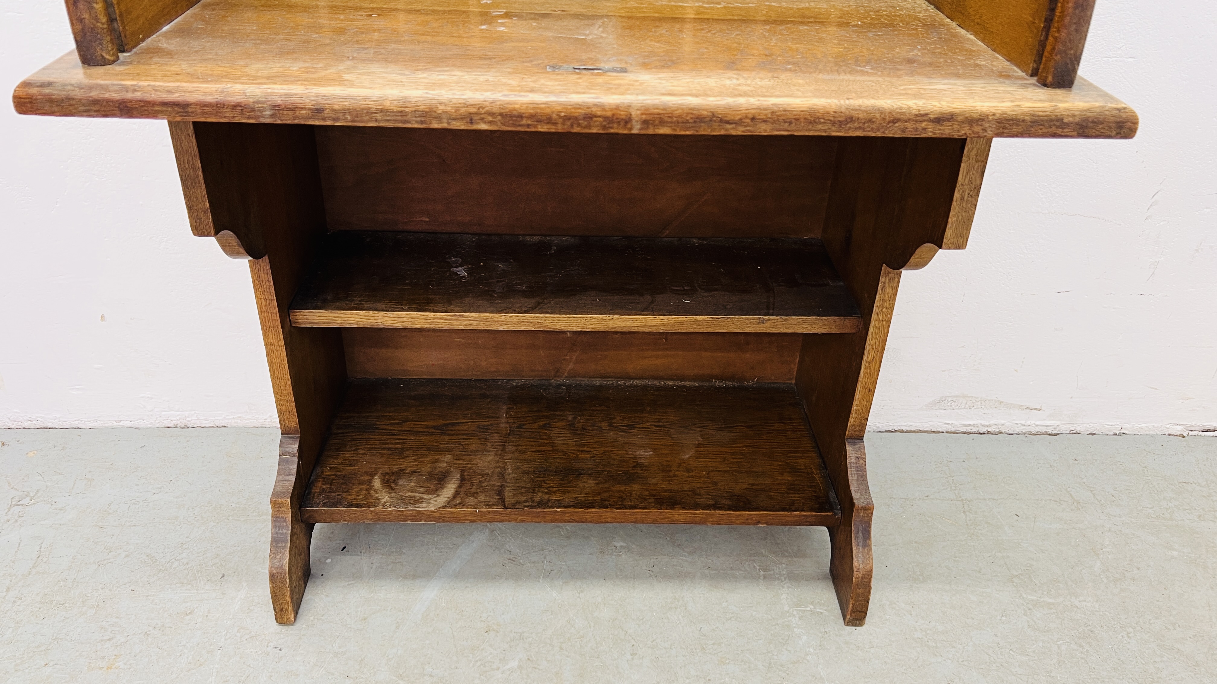 A SMALL OAK ROLL TOP WRITING BUREAU WITH BOOKSHELF TO BASE, W 77CM, D 52CM, H 108CM. - Image 4 of 7