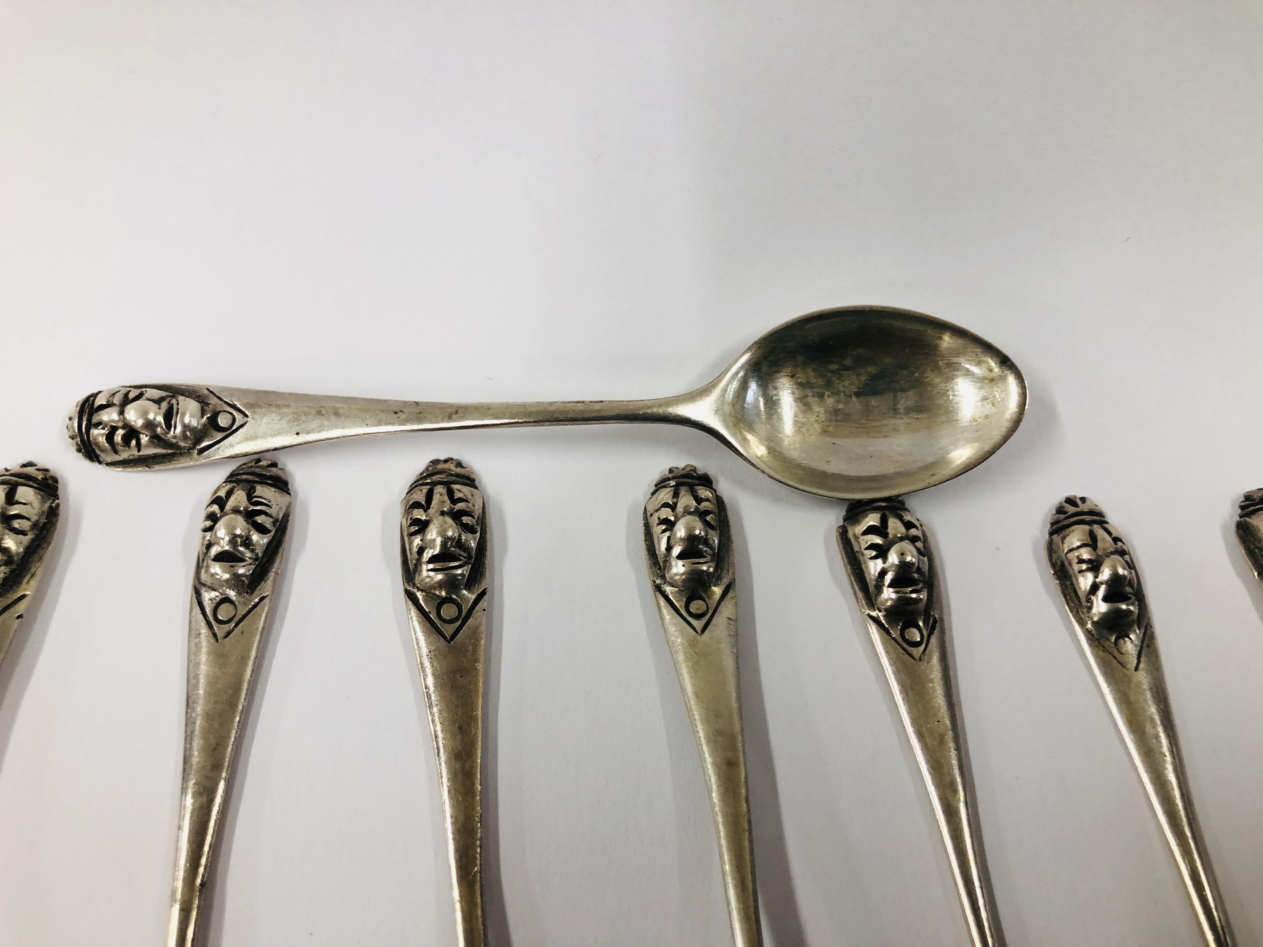 A SET OF TWELVE PERUVIAN SILVER COFFEE SPOONS WITH MASK HANDLES. - Image 3 of 8