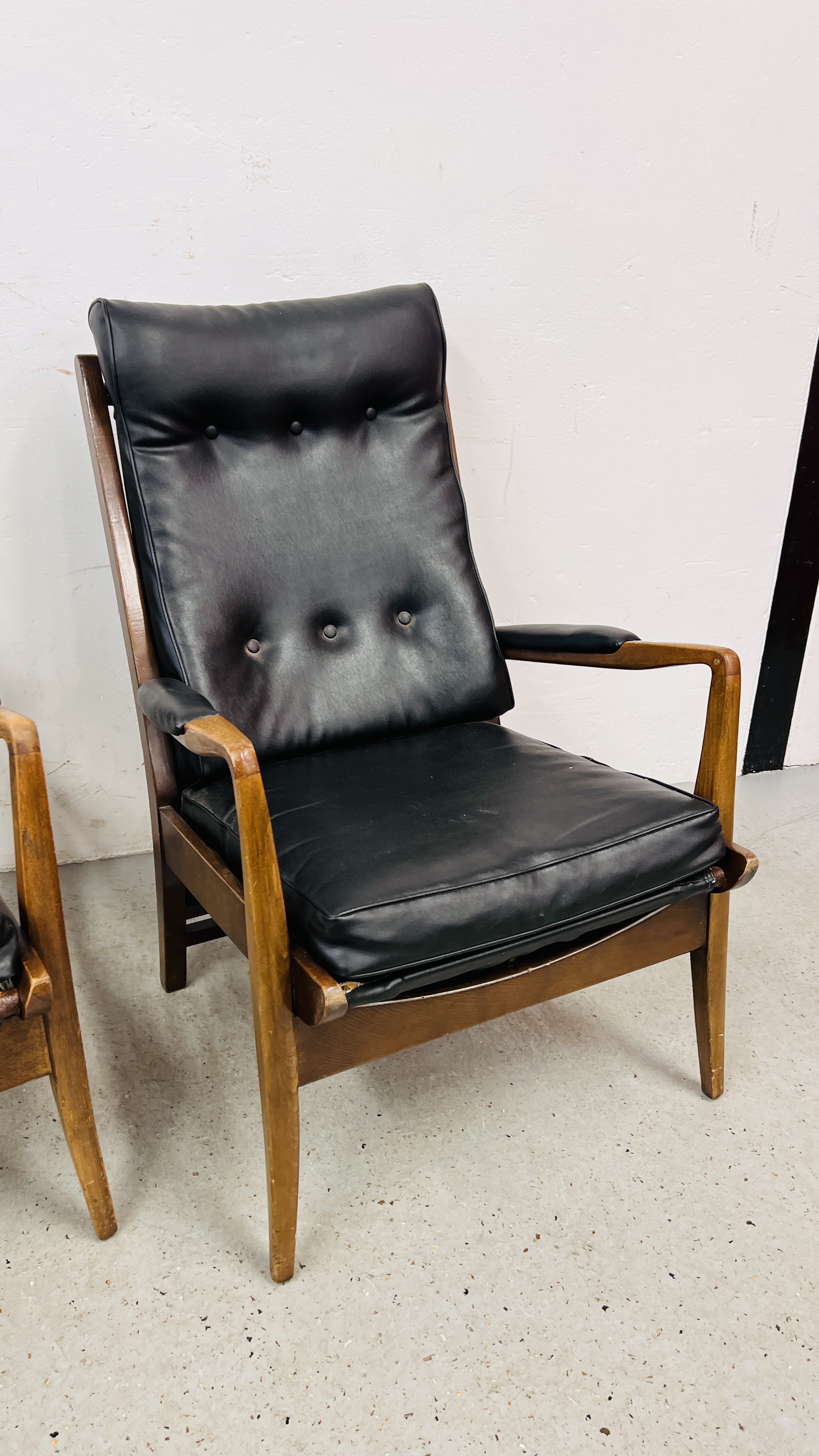 A PAIR OF RETRO CONTEMPORARY BLACK FAUX LEATHER EASY STYLE CHAIR BEARING ORIGINAL MAKERS LABEL - Image 9 of 19