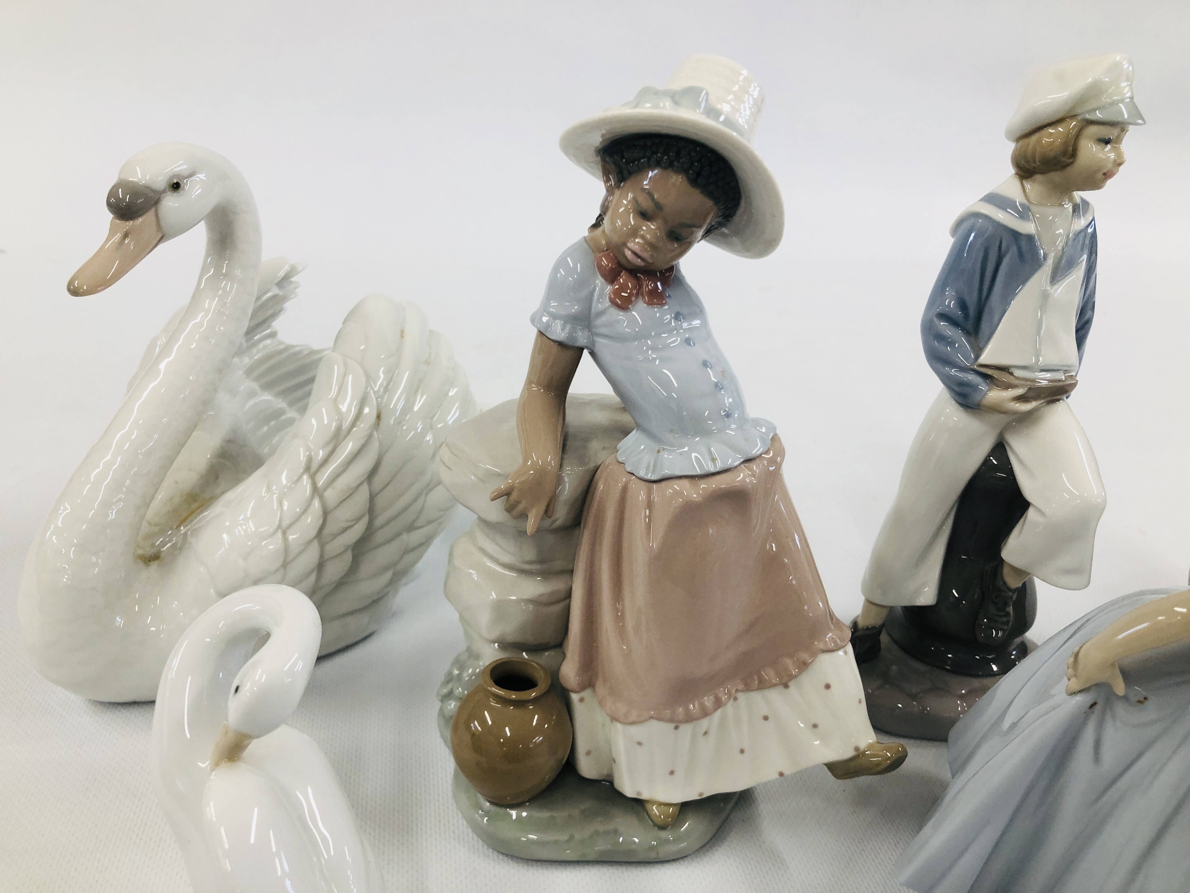 A COLLECTION OF 6 LLADRO CABINET ORNAMENTS TO INCLUDE SWAN, SAILOR ETC. - Image 4 of 9