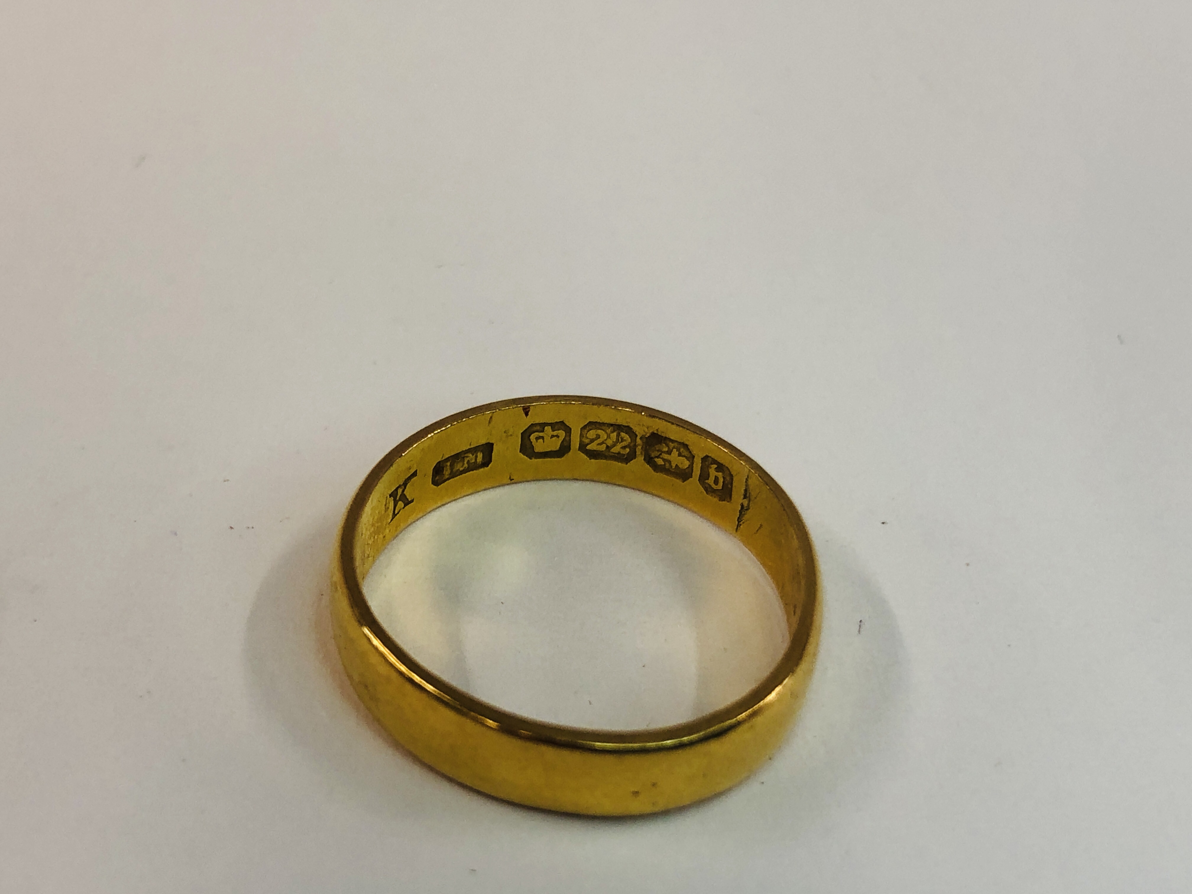 A 22CT GOLD WEDDING BAND. - Image 3 of 5