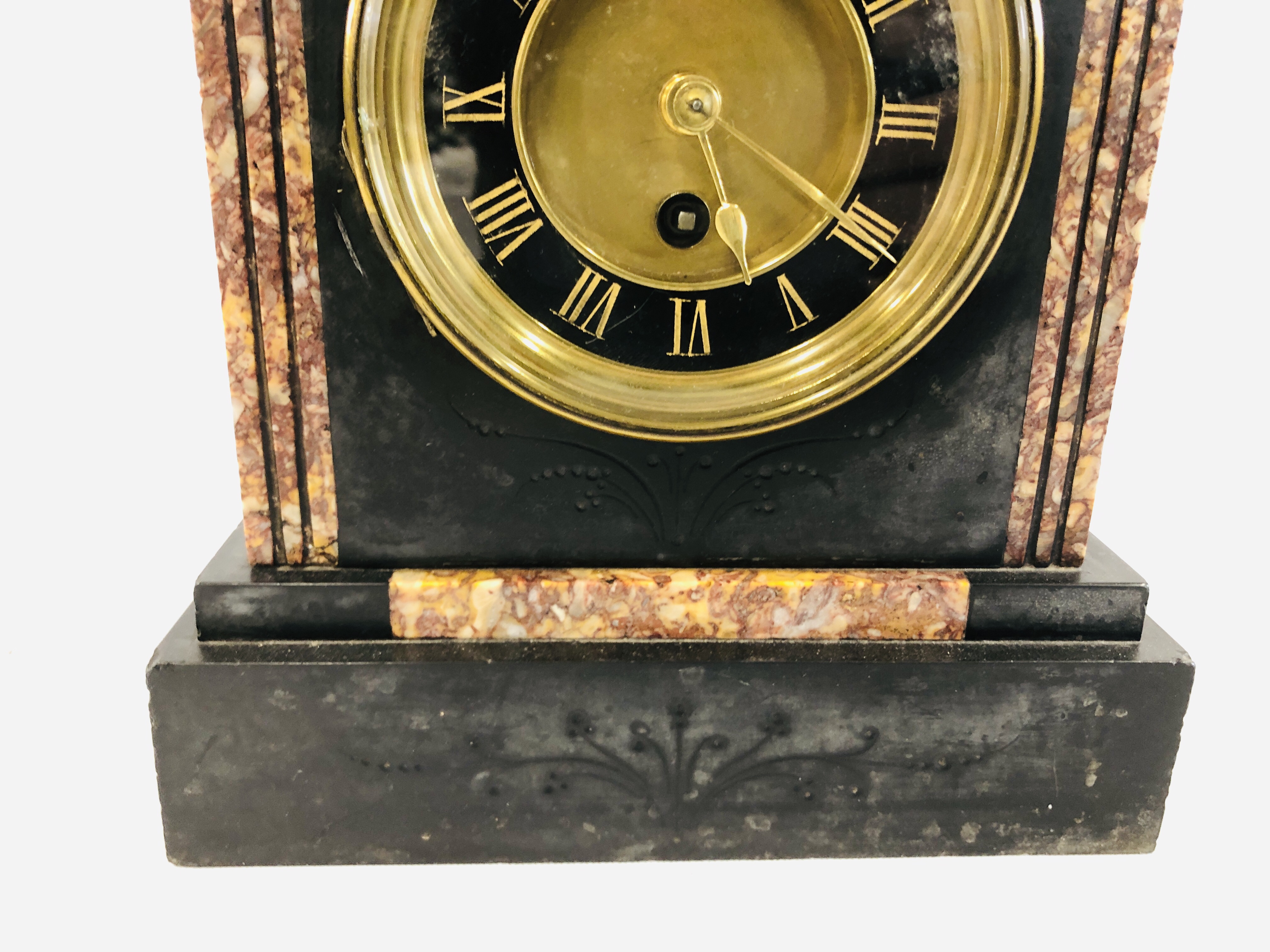 SLATE MANTEL CLOCK WITH MARBLE INLAID DETAIL, THE MOVEMENT STAMPED G.B WITH PENDULUM AND KEY. - Image 4 of 9