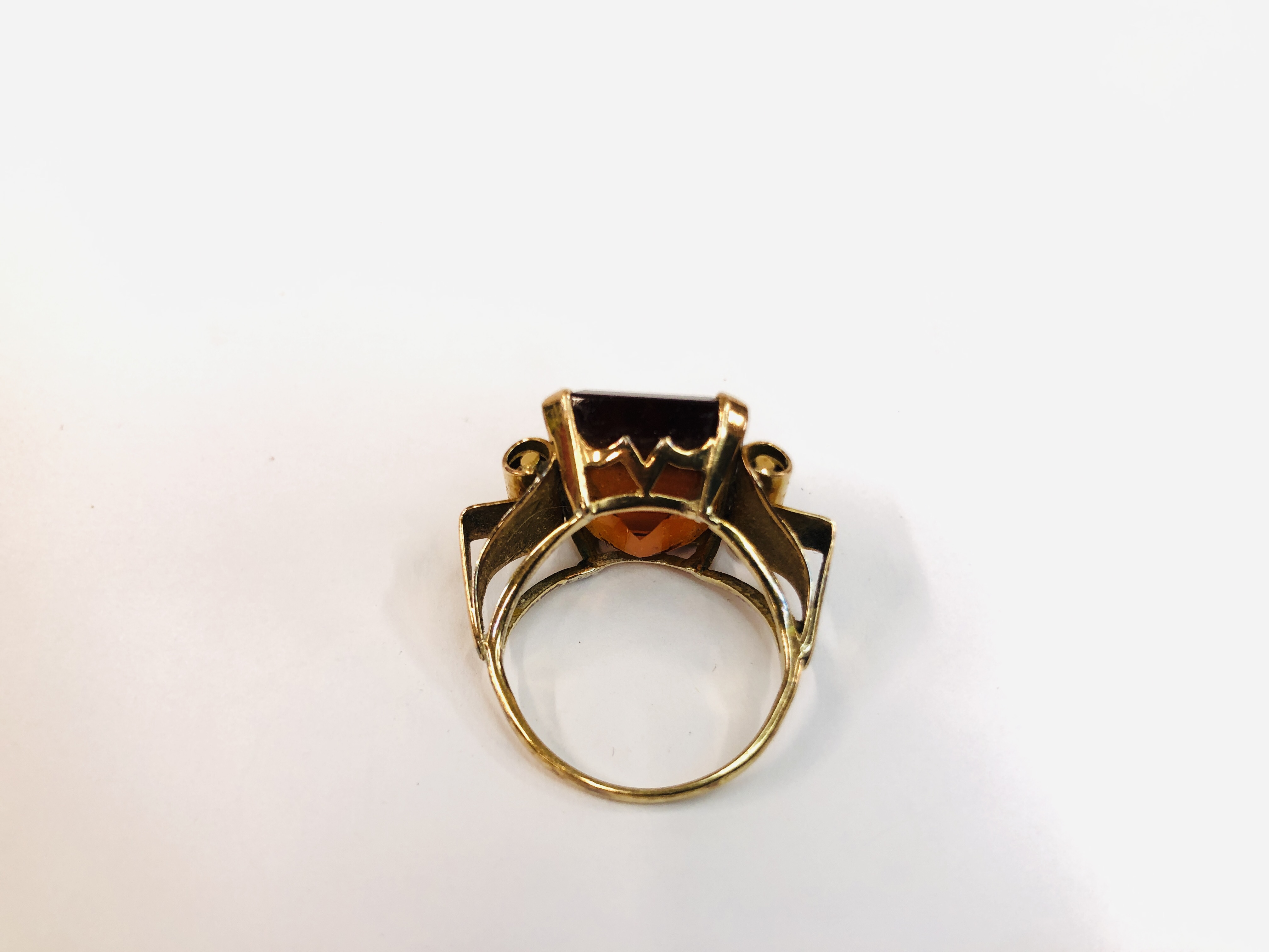 AN UNMARKED YELLOW METAL RING SET WITH AN EMERALD CUT AMBER COLOURED STONE H 1.4CM X W 1.4CM. - Image 5 of 8