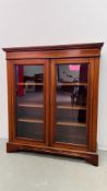 AN EDWARDIAN MAHOGANY GLAZED BOOKCASE W 99CM D 32CM H 112CM.