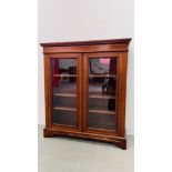 AN EDWARDIAN MAHOGANY GLAZED BOOKCASE W 99CM D 32CM H 112CM.