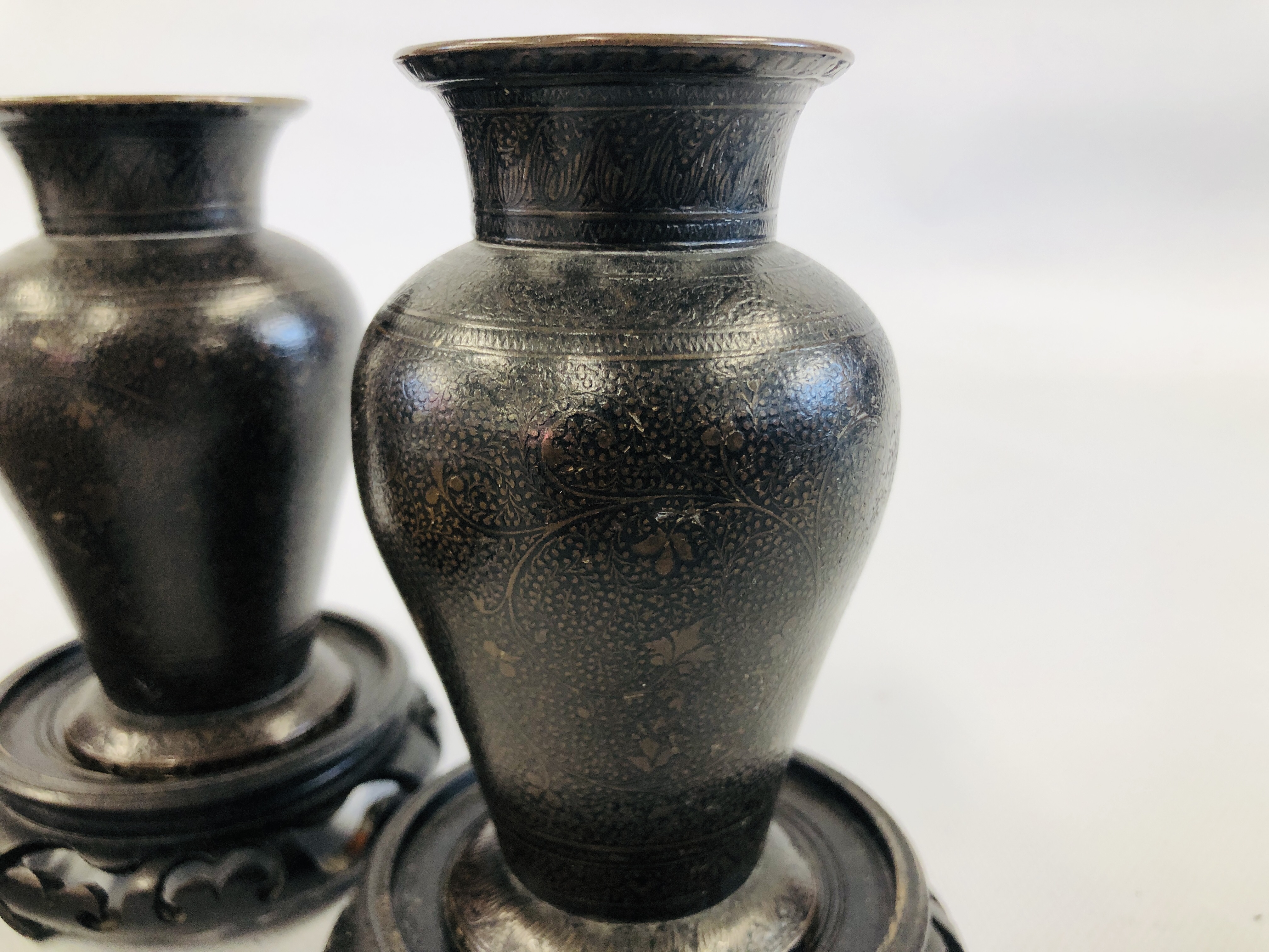 PAIR OF VINTAGE ORIENTAL BRASS VASES ON HARD WOOD STANDS - H 12CM + A FURTHER HARDWOOD STAND, - Image 3 of 18