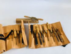 3 X LEATHER TOOL ROLLS CONTAINING SIXTEEN VARIOUS QUALITY WOOD CARVING CHISELS AND A LIE-NIELSEN