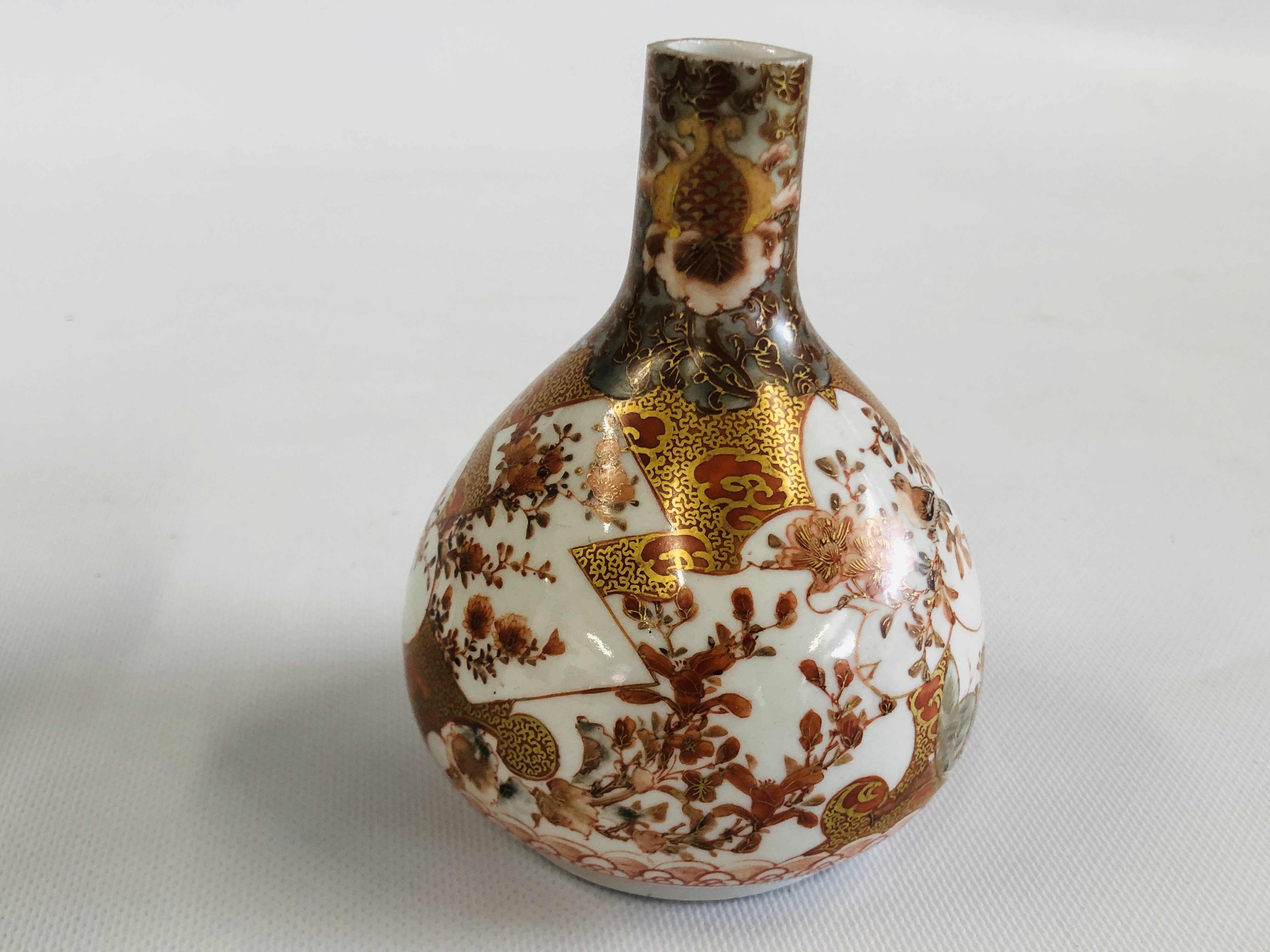 A VINTAGE JAPANESE IMARI BUD VASE, - Image 10 of 17