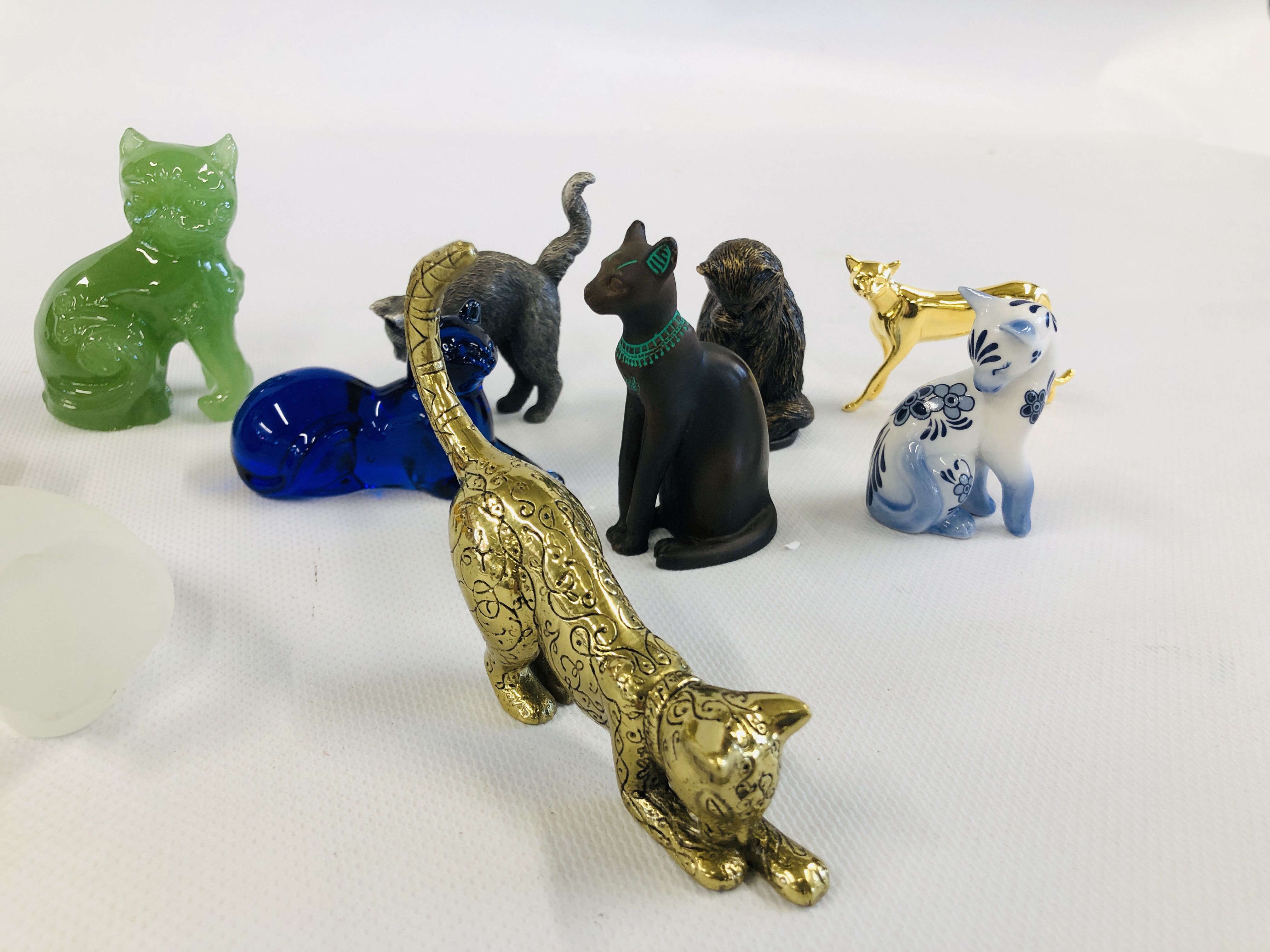 A COLLECTION OF 15 CABINET CAT ORNAMENTS TO INCLUDE "THE CURIO CABINET CATS COLLECTION". - Image 2 of 7