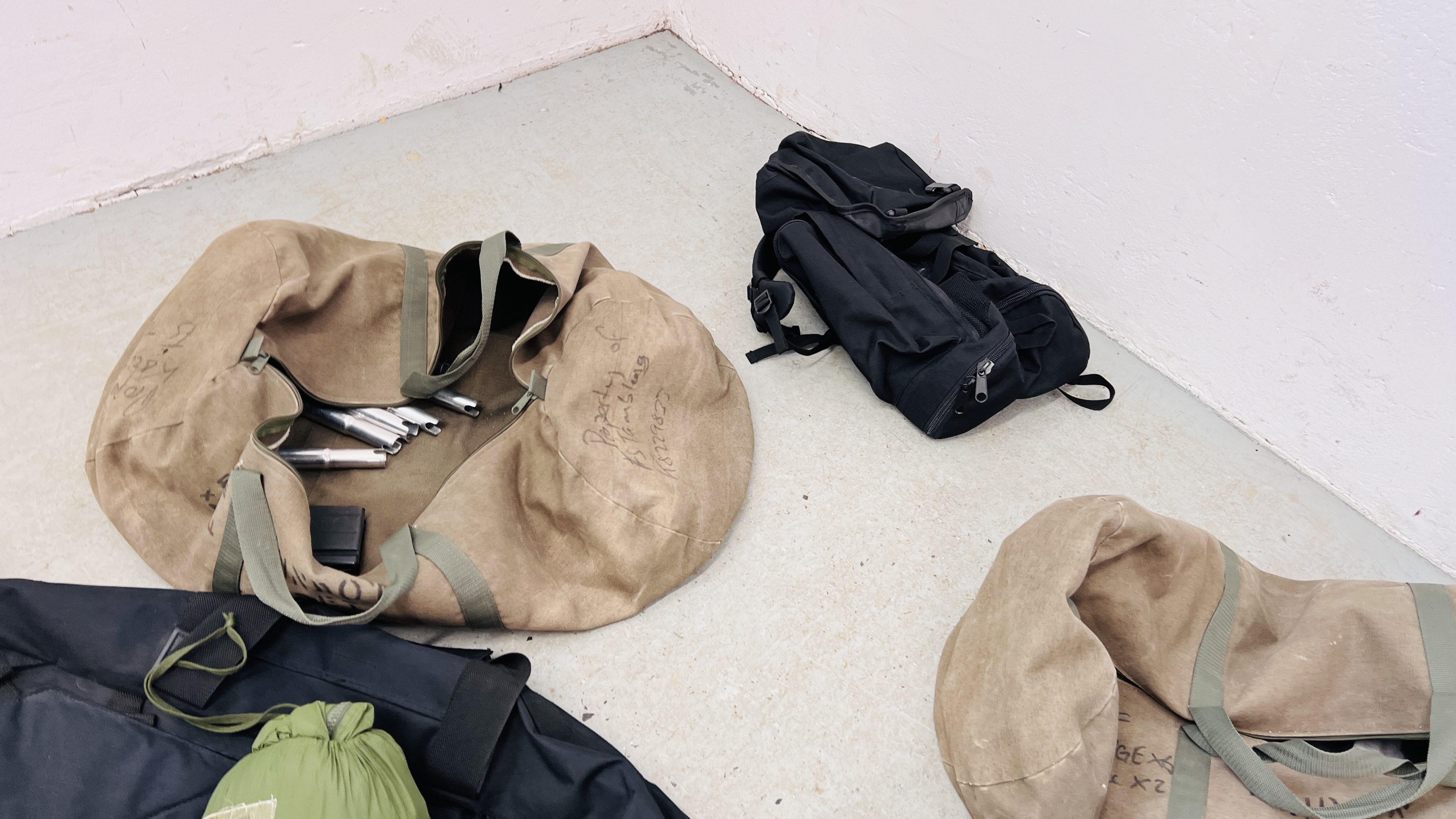 7 X KIT BAGS CONTAINING AN EXTENSIVE GROUP OF TACTICAL ARMY CLOTHING, BACK PACKS, - Image 21 of 24