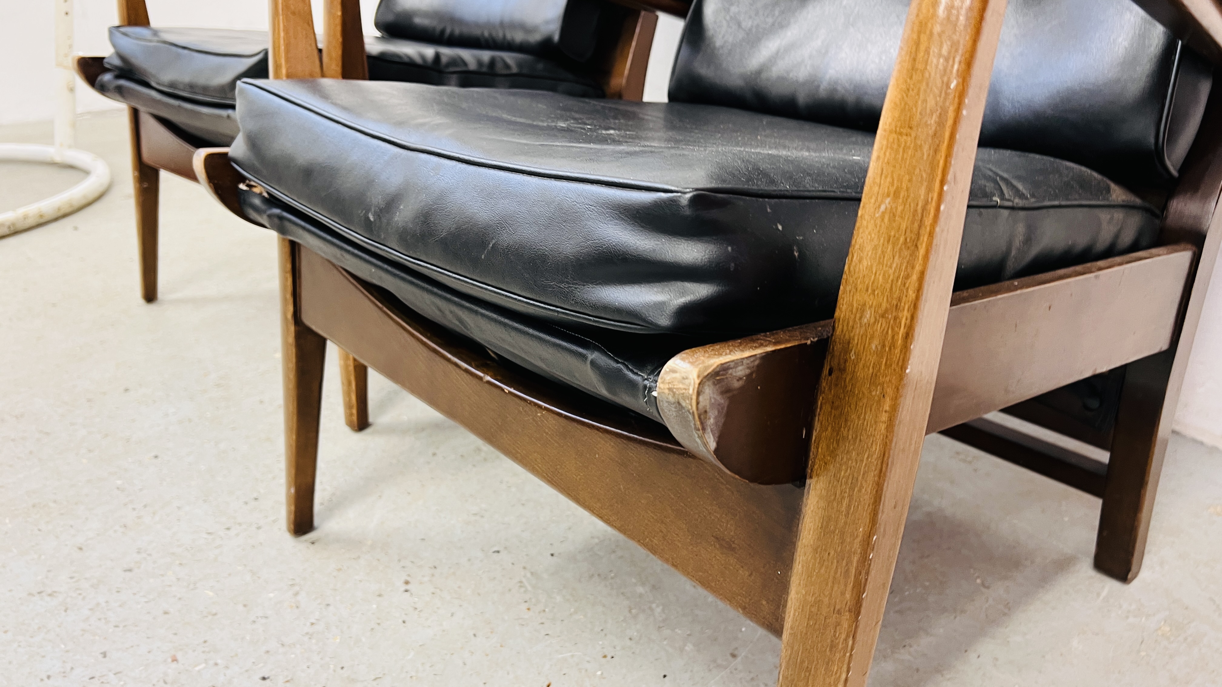 A PAIR OF RETRO CONTEMPORARY BLACK FAUX LEATHER EASY STYLE CHAIR BEARING ORIGINAL MAKERS LABEL - Image 5 of 19