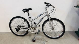 A RALEIGH VOYAGER LX 21 SPEED BICYCLE WITH REAR CARRIER.