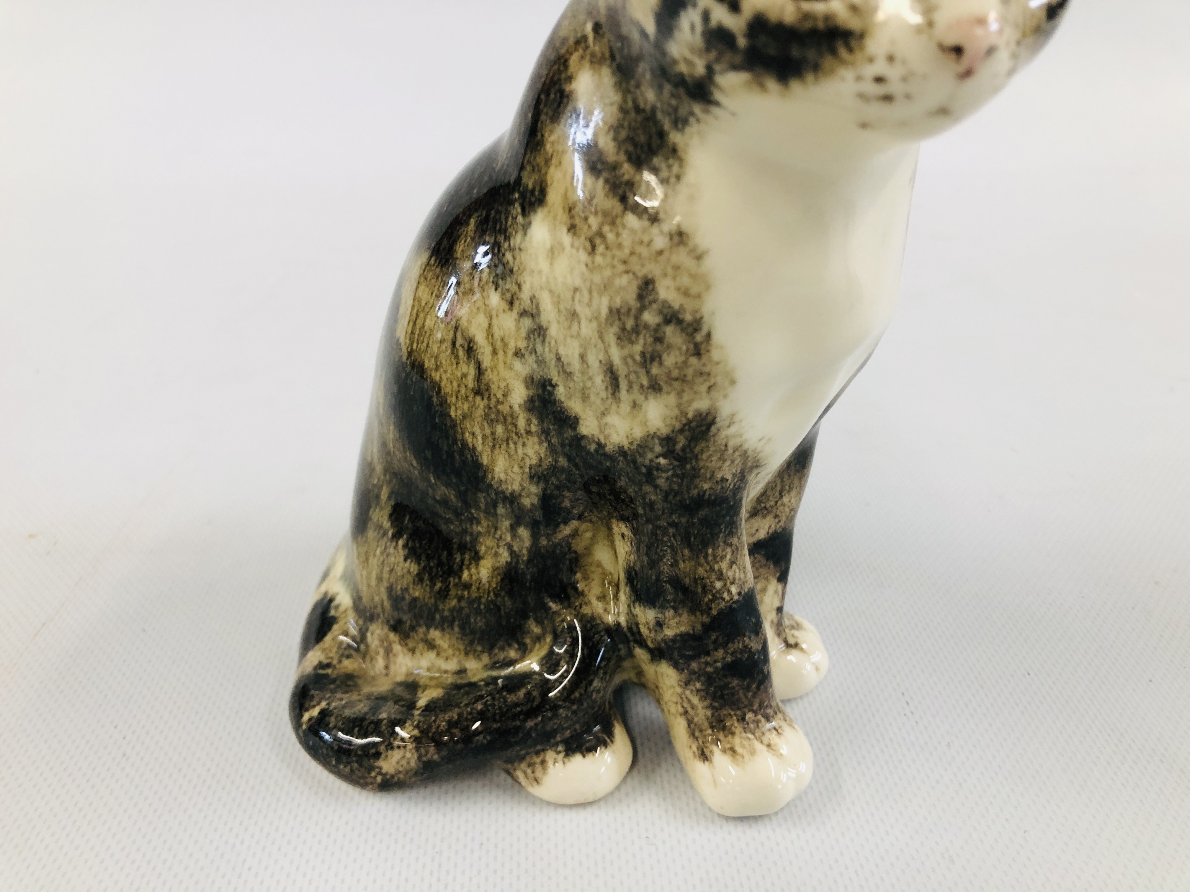 TWO POTTERY "WINSTANLEY" CATS BEARING SIGNATURE, H 18CM AND H 12CM. - Image 8 of 10