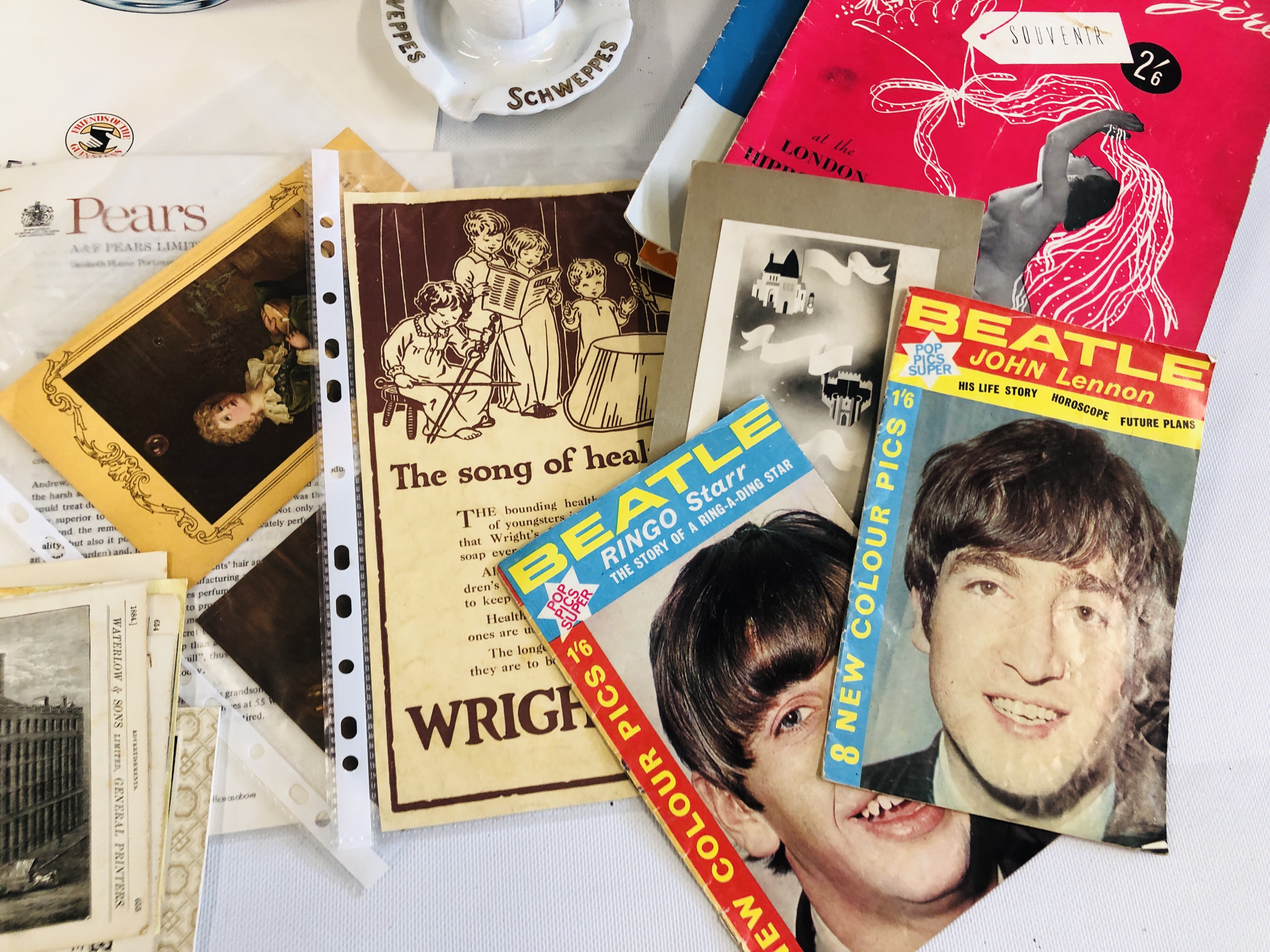 A COLLECTION OF VINTAGE EPHEMERA TO INCLUDE 70'S, 80'S GUINNESS CALENDARS, BEATLES CATALOGUE, - Bild 2 aus 12