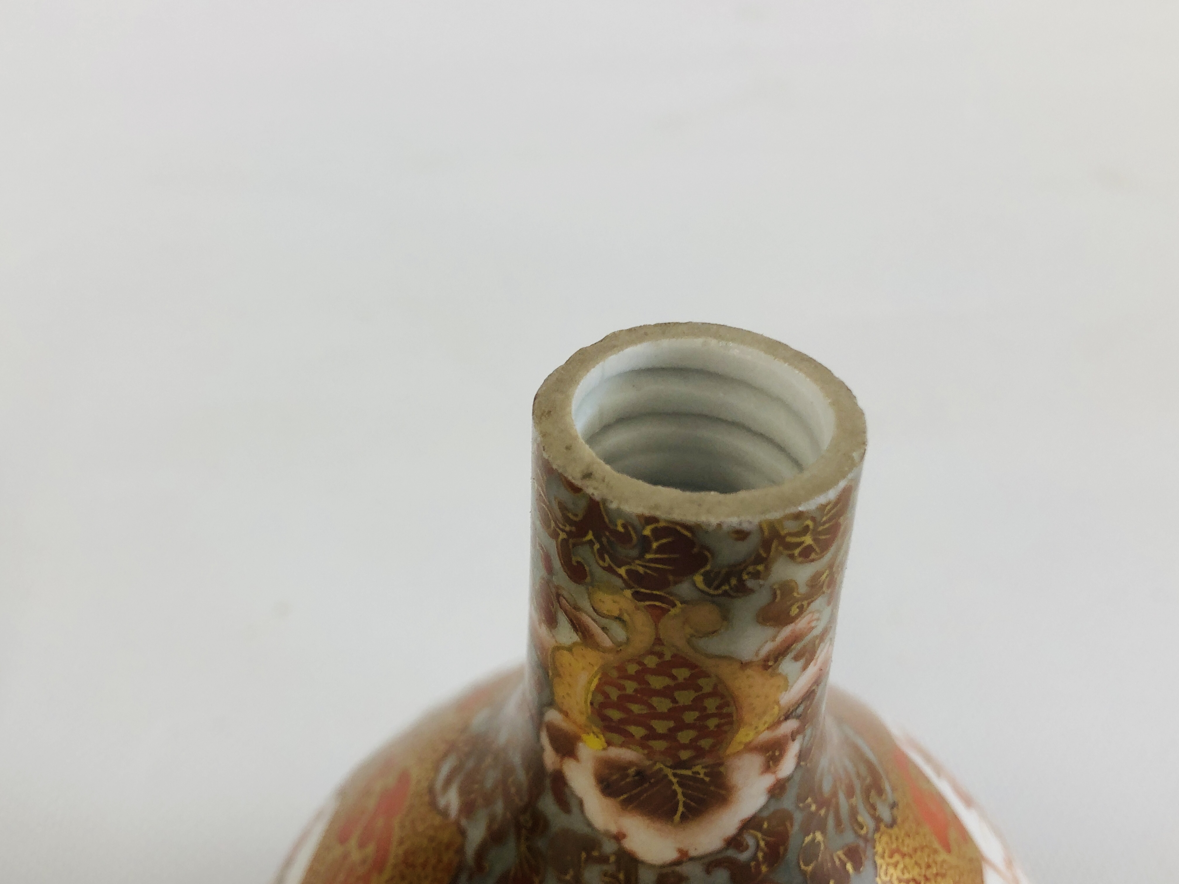 A VINTAGE JAPANESE IMARI BUD VASE, - Image 11 of 17