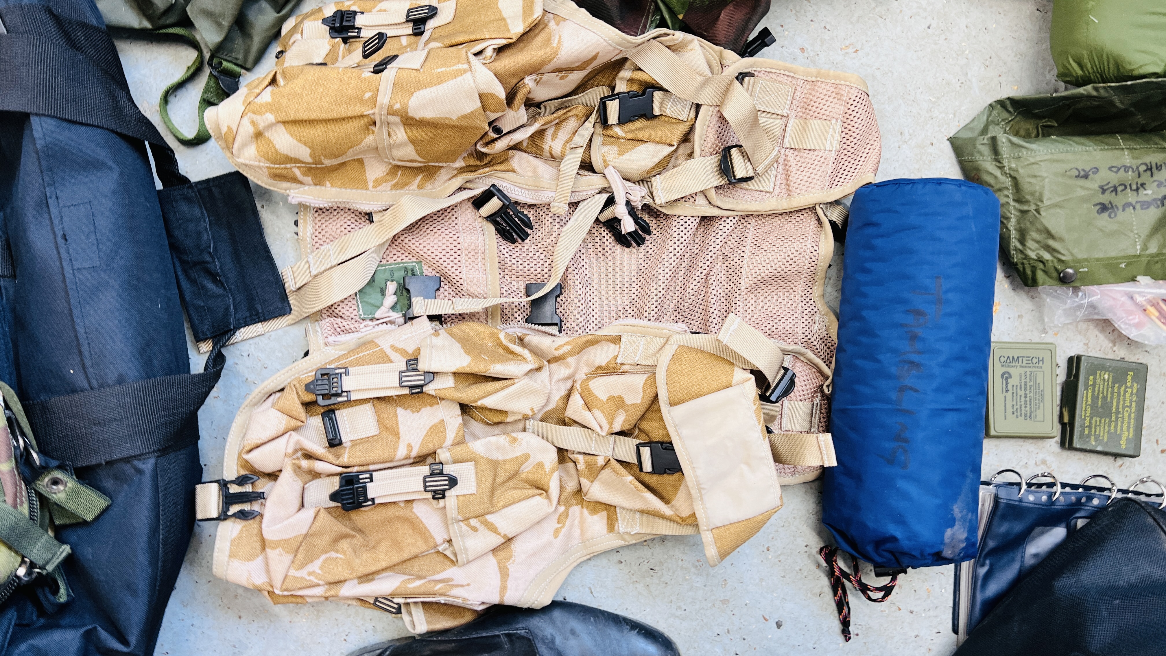 7 X KIT BAGS CONTAINING AN EXTENSIVE GROUP OF TACTICAL ARMY CLOTHING, BACK PACKS, - Image 24 of 24