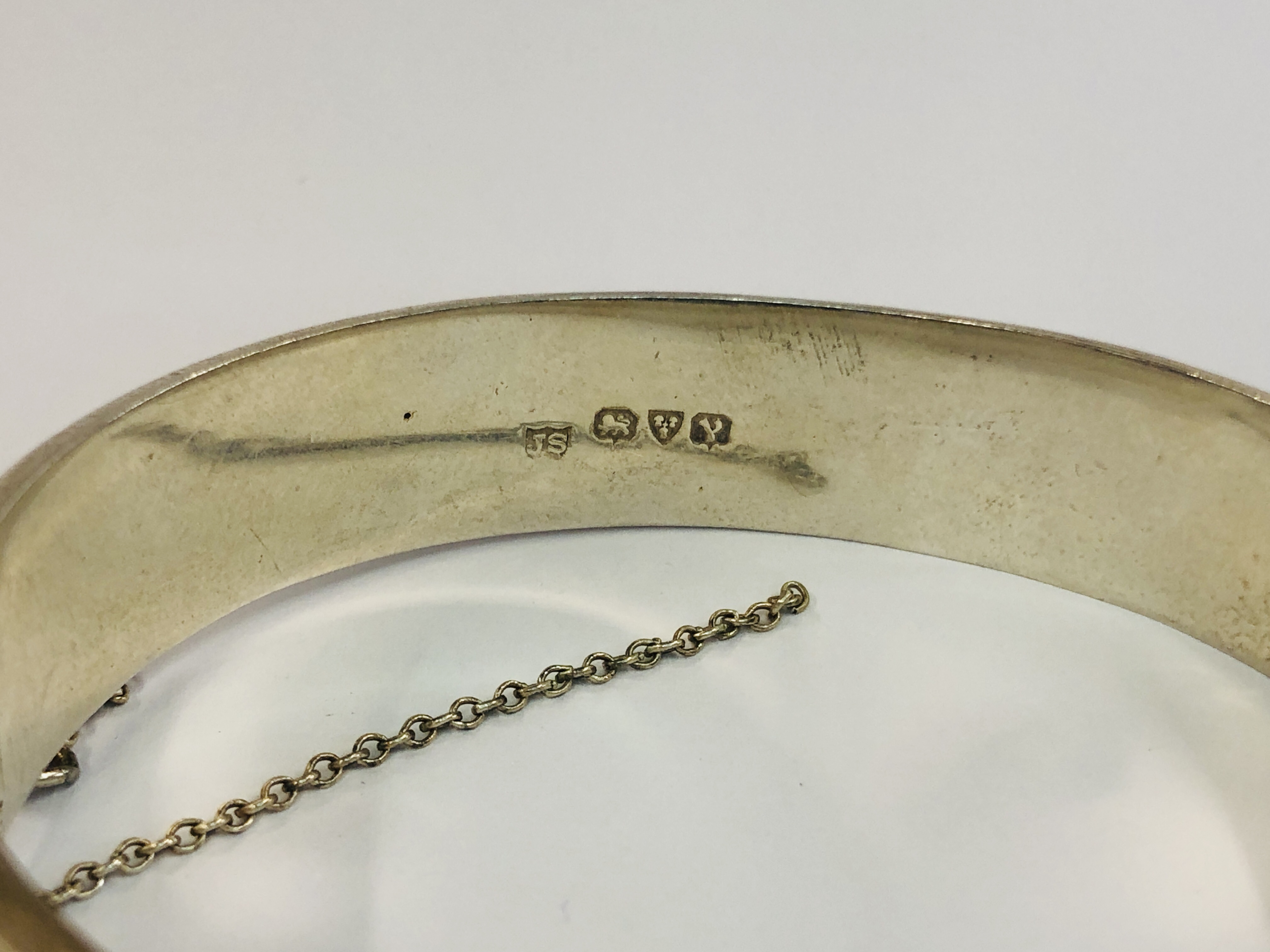 A VINTAGE SILVER ENGRAVED BANGLE (SAFETY CHAIN A/F) ALONG WITH A DRESS RING. - Image 8 of 11