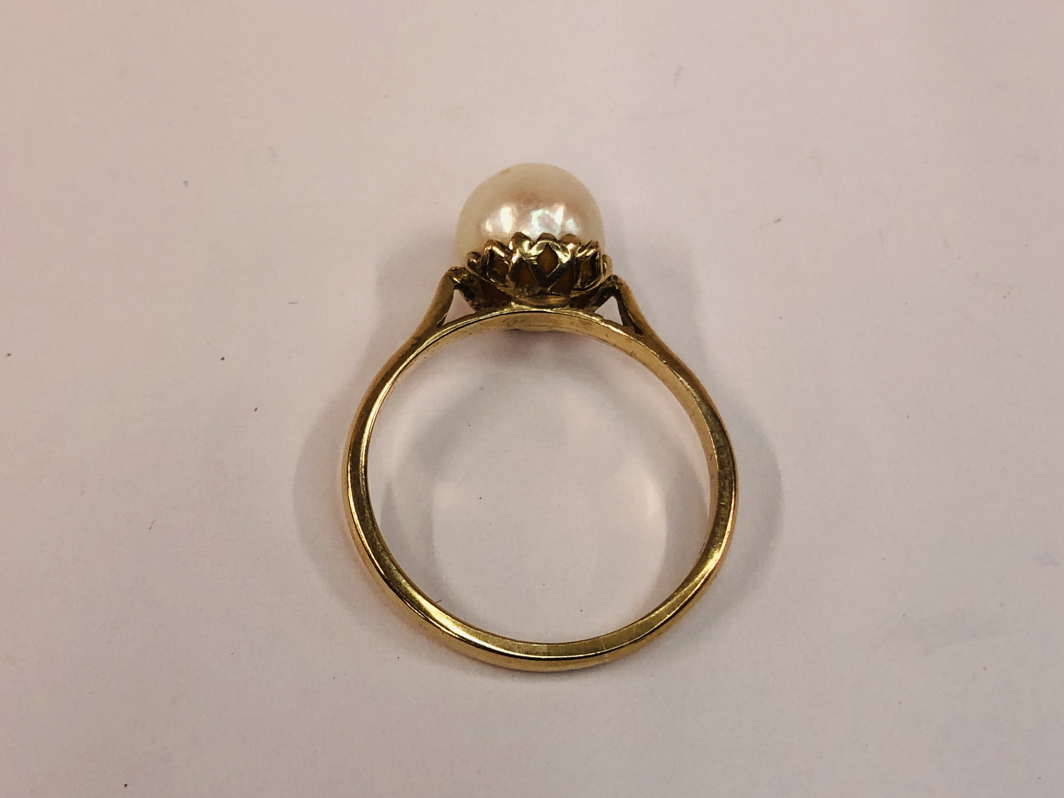 A 9CT GOLD RING SET WITH A SINGLE CENTRAL PEARL. - Image 4 of 7