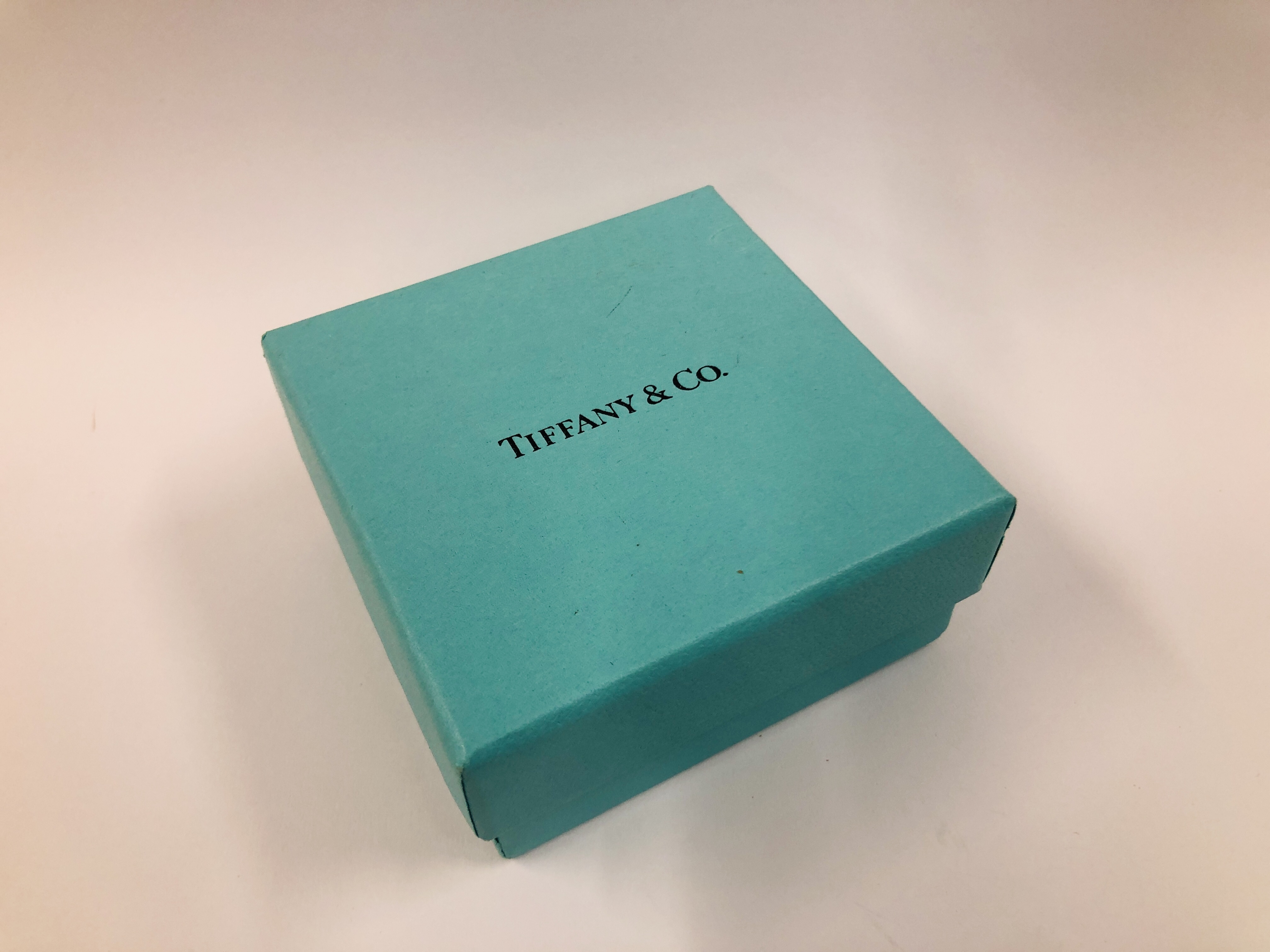 A DESIGNER SILVER BRACELET MARKED TIFFANY & CO. ALONG WITH A TIFFANY & CO. BOX. - Image 6 of 7